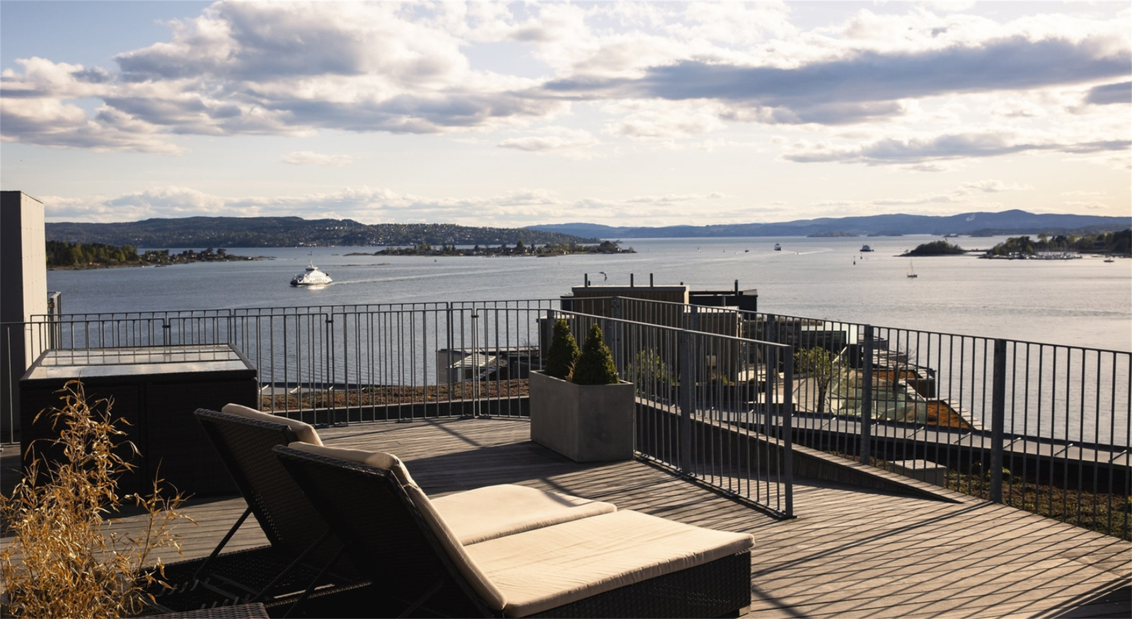 Sameiet kan skilte med en flott takterrasse med fantastisk utsikt over fjorden. Galleribilde