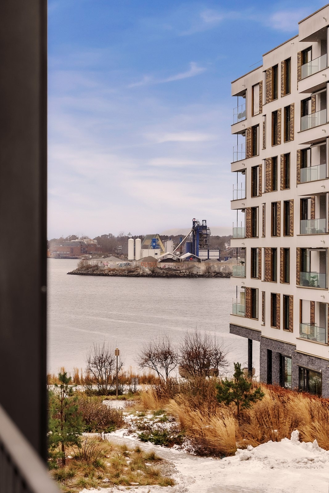 Utsyn fra balkongen mot fjorden. Galleribilde