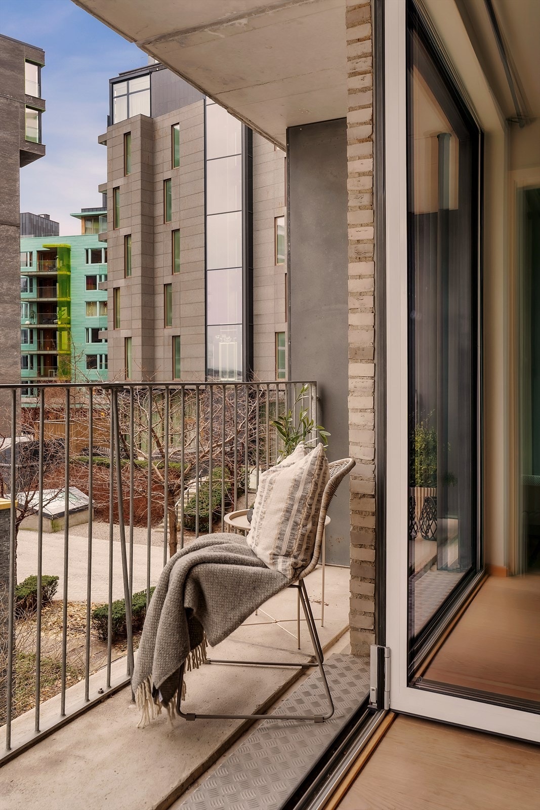 Her har du plass til stoler og tilhørende møblement, og blir en naturlig forlengelse av stuen. Galleribilde