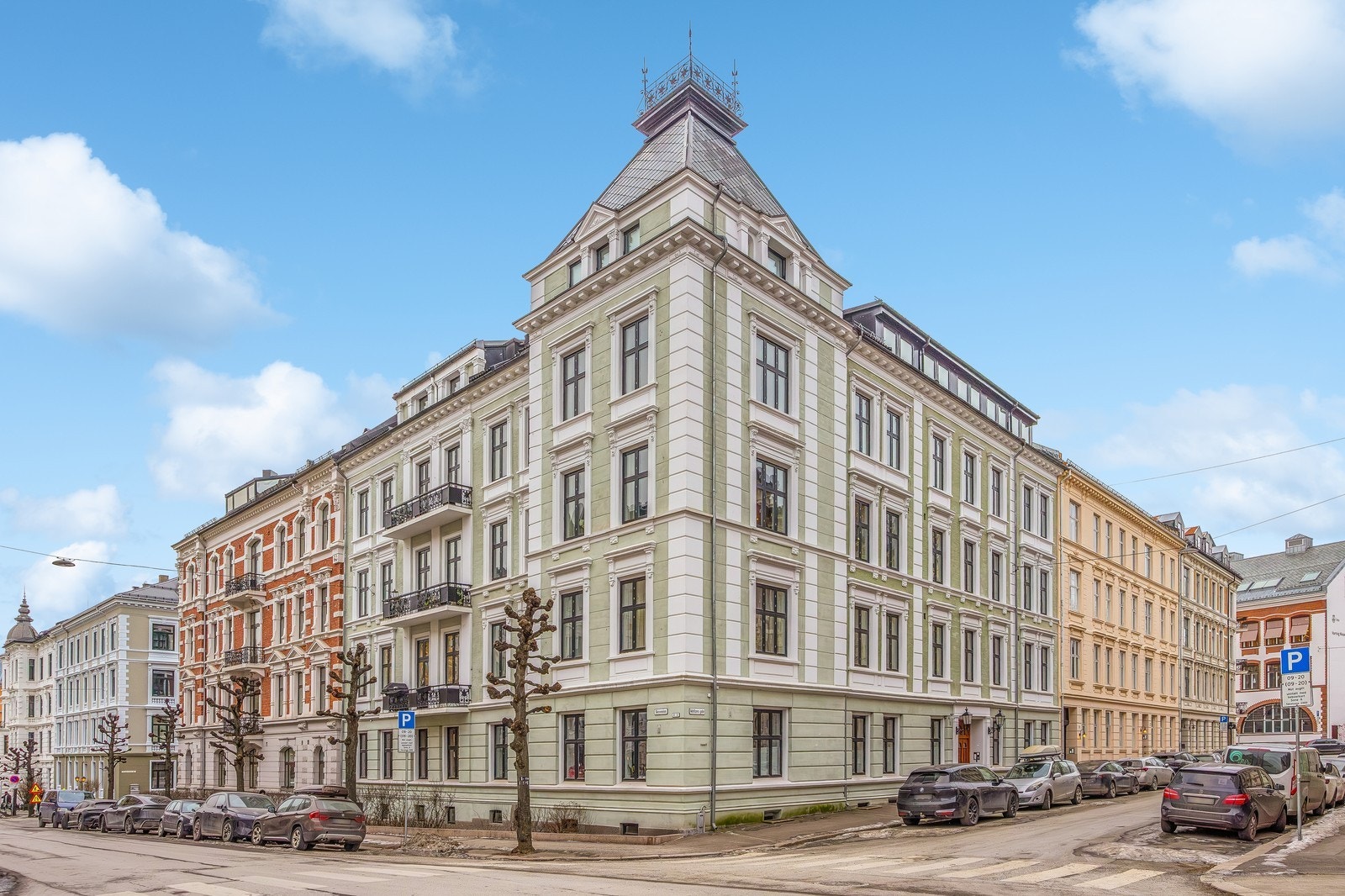Attraktivt beliggende hjørneleilighet i klassisk bygård på Frogner. Galleribilde