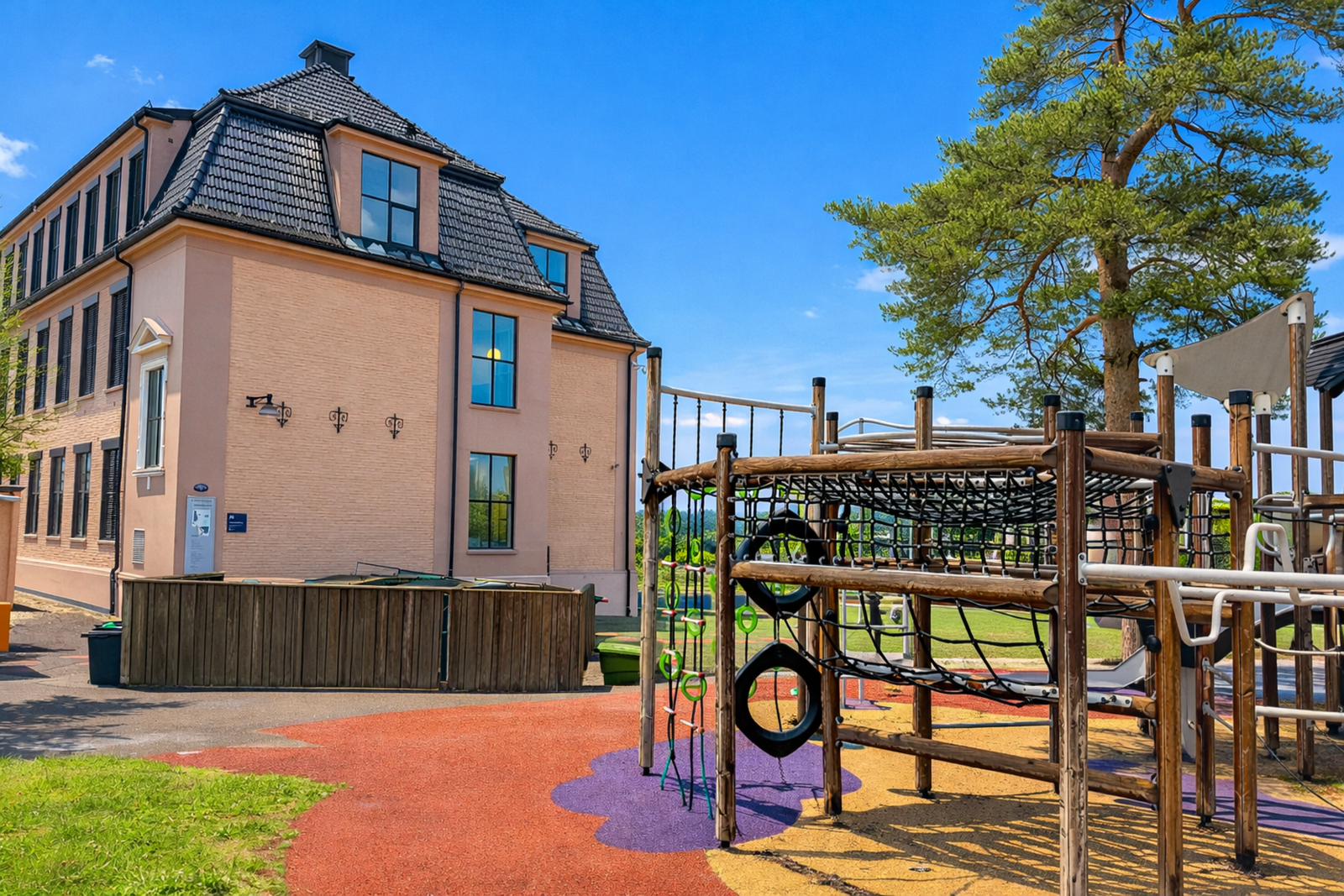 Skolegården er fint opparbeidet. Galleribilde