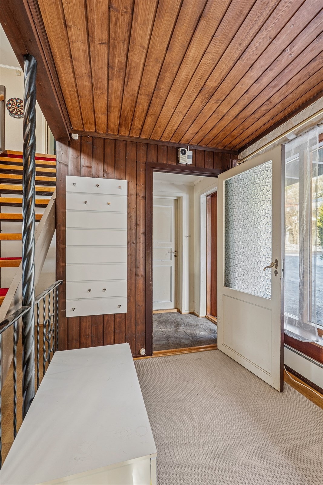 Direkte adkomst til en av garasjene fra entrèen. Galleribilde