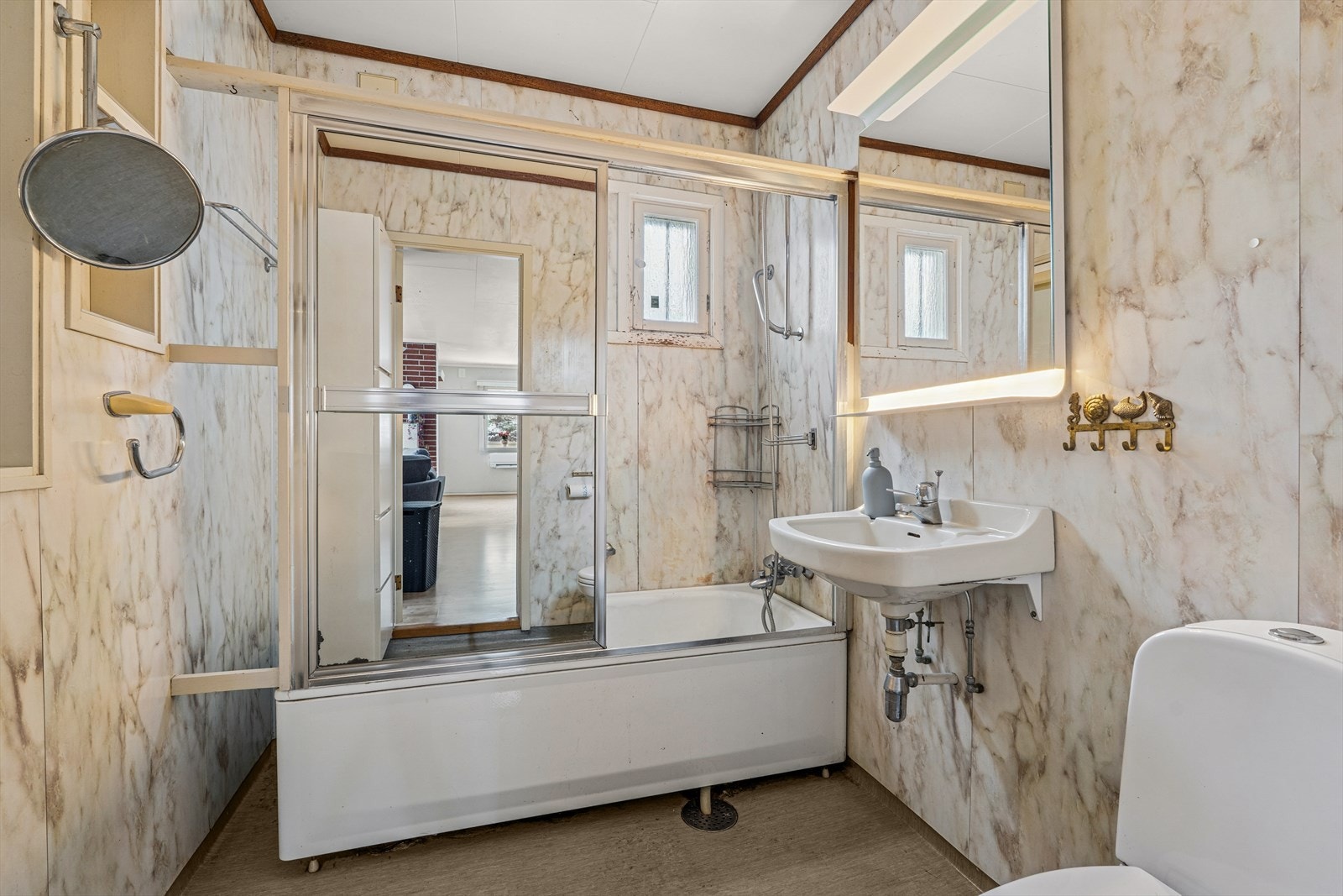 Eldre bad som trenger renovering. -Separat toalettrom nede. Galleribilde