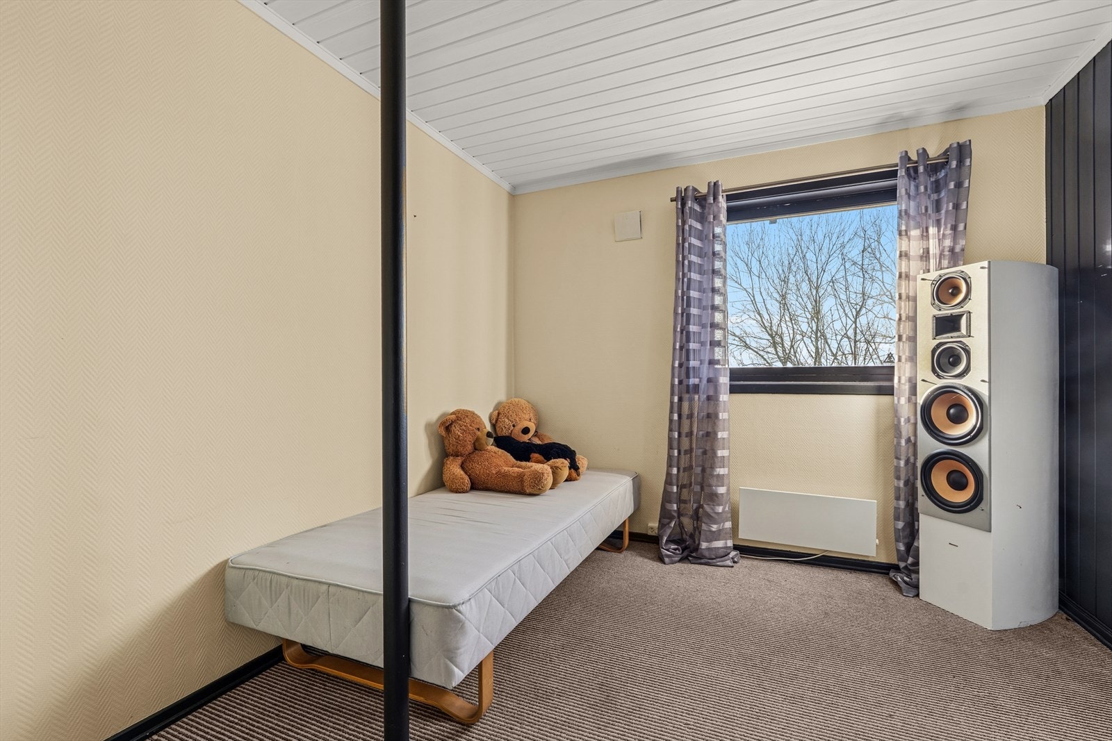 Soverom 4- underetasjen er ombygget slik at det i dag er to rom som fremstår soverom. Originaltegning sier ett disponibelt rom og ett soverom. Ombyggingen er ikke omsøkt. Galleribilde