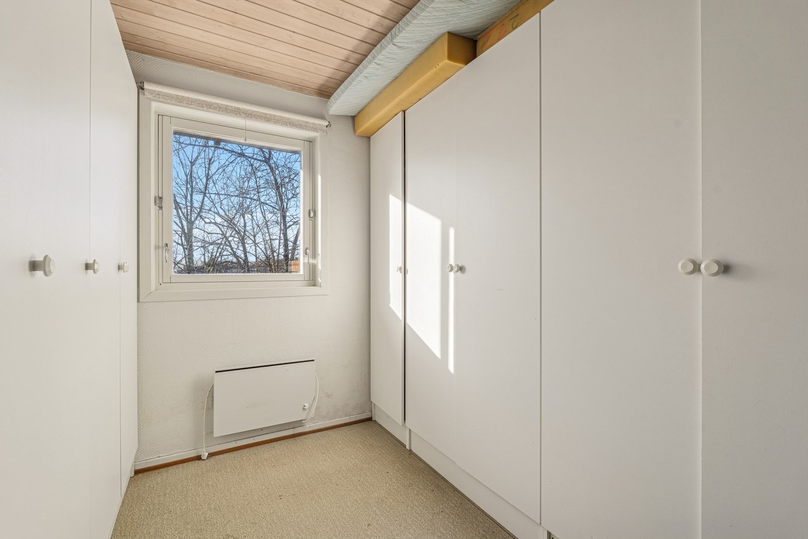 Garderoberom innenfor soverom i underetasjen. Galleribilde