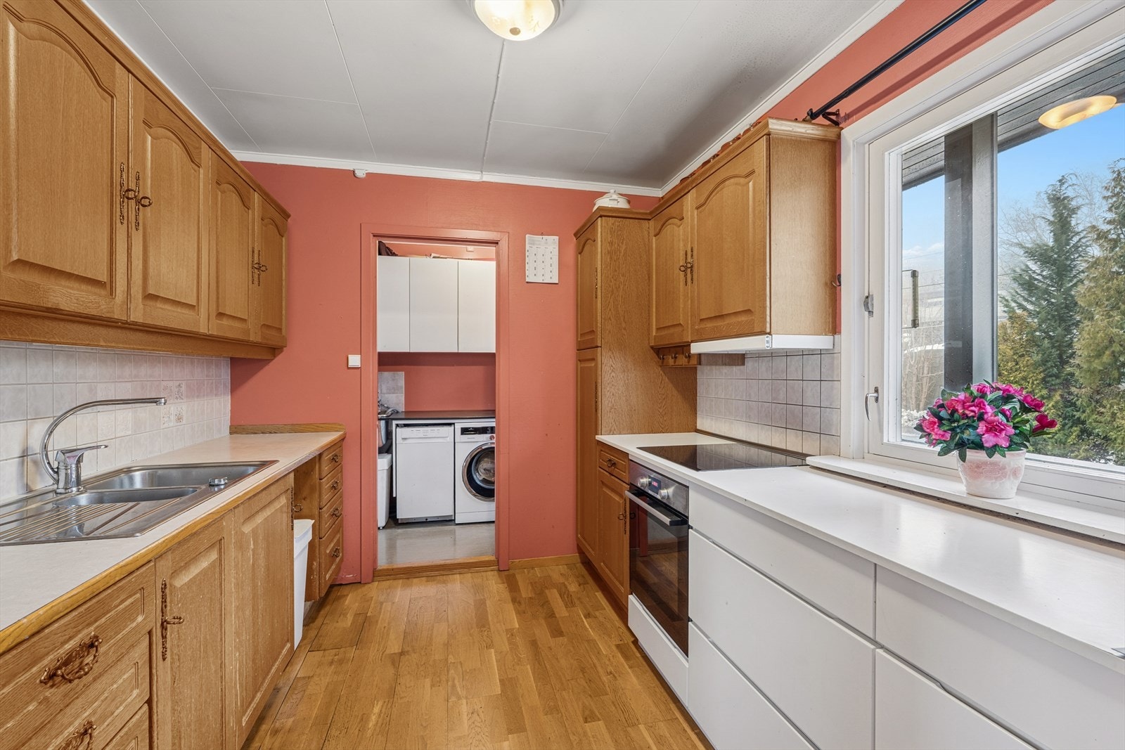 Praktisk romnløsning med vaskerom og ekstra lagringsplass rett ved kjøkkenet. Galleribilde