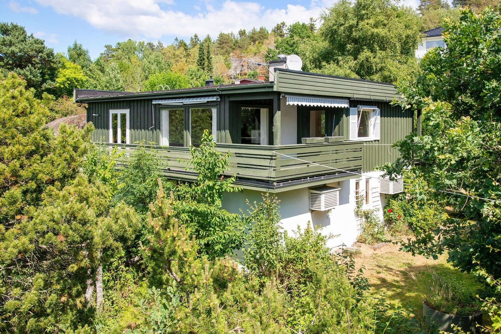 Eiendommen har en usjenert beliggenhet i sjønære omgivelser. Galleribilde