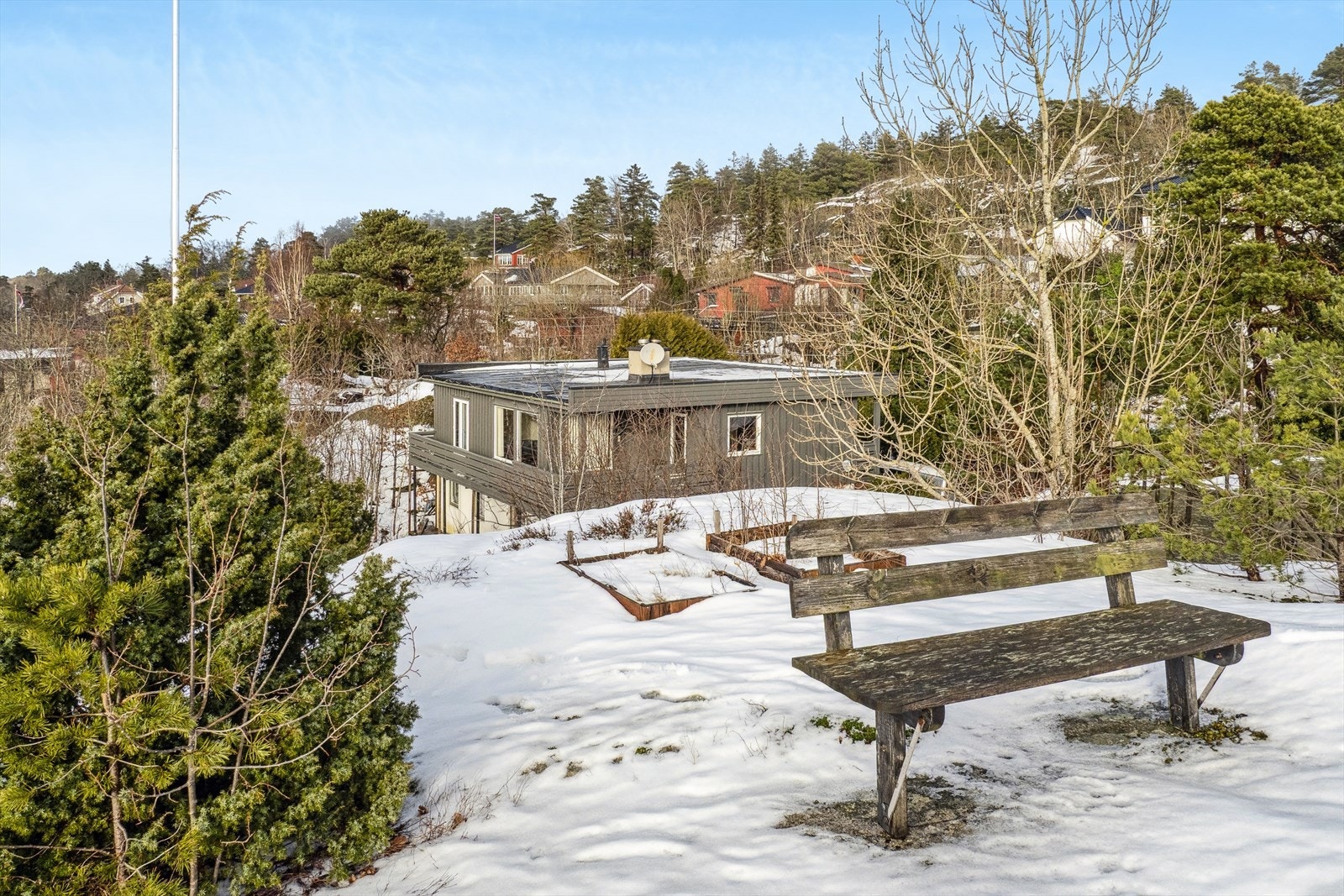 Fra tomten! Her er er det utsikt, perfekte solforhold og helt klart utviklingspotensial. Galleribilde