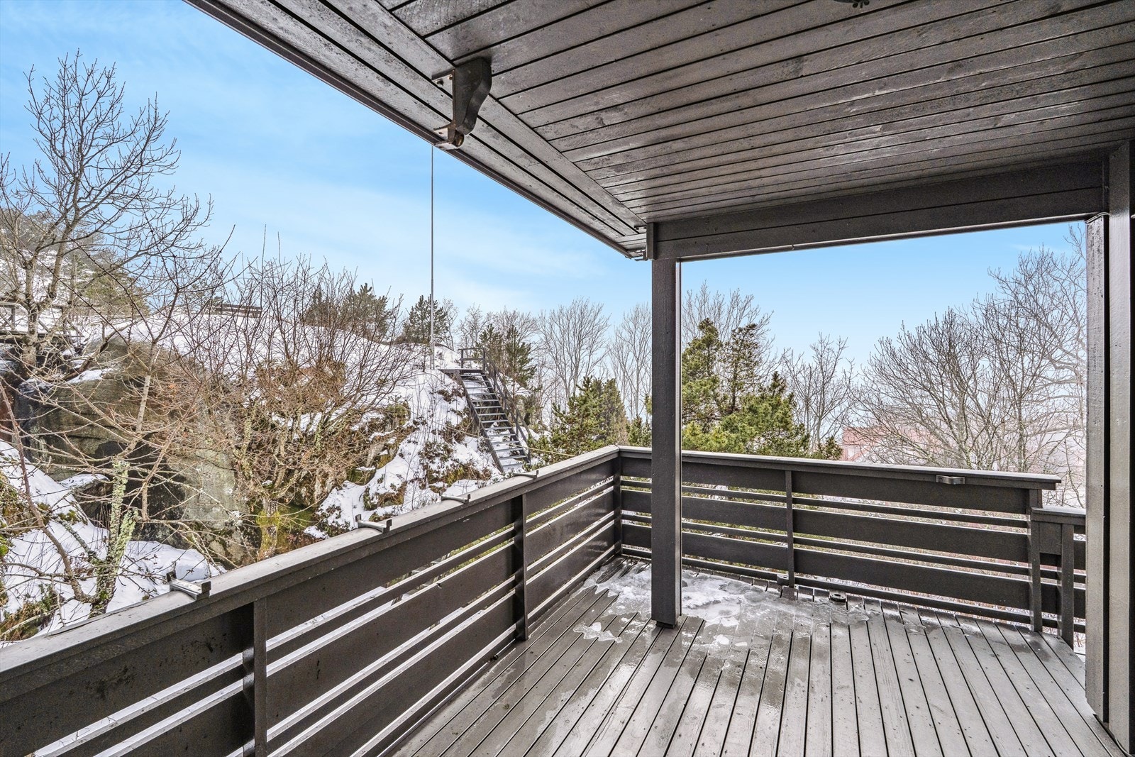 Fra hagen er det trapp opp til utsiktstoppen hvor kveldssol og utsikt nytes året rundt. Galleribilde