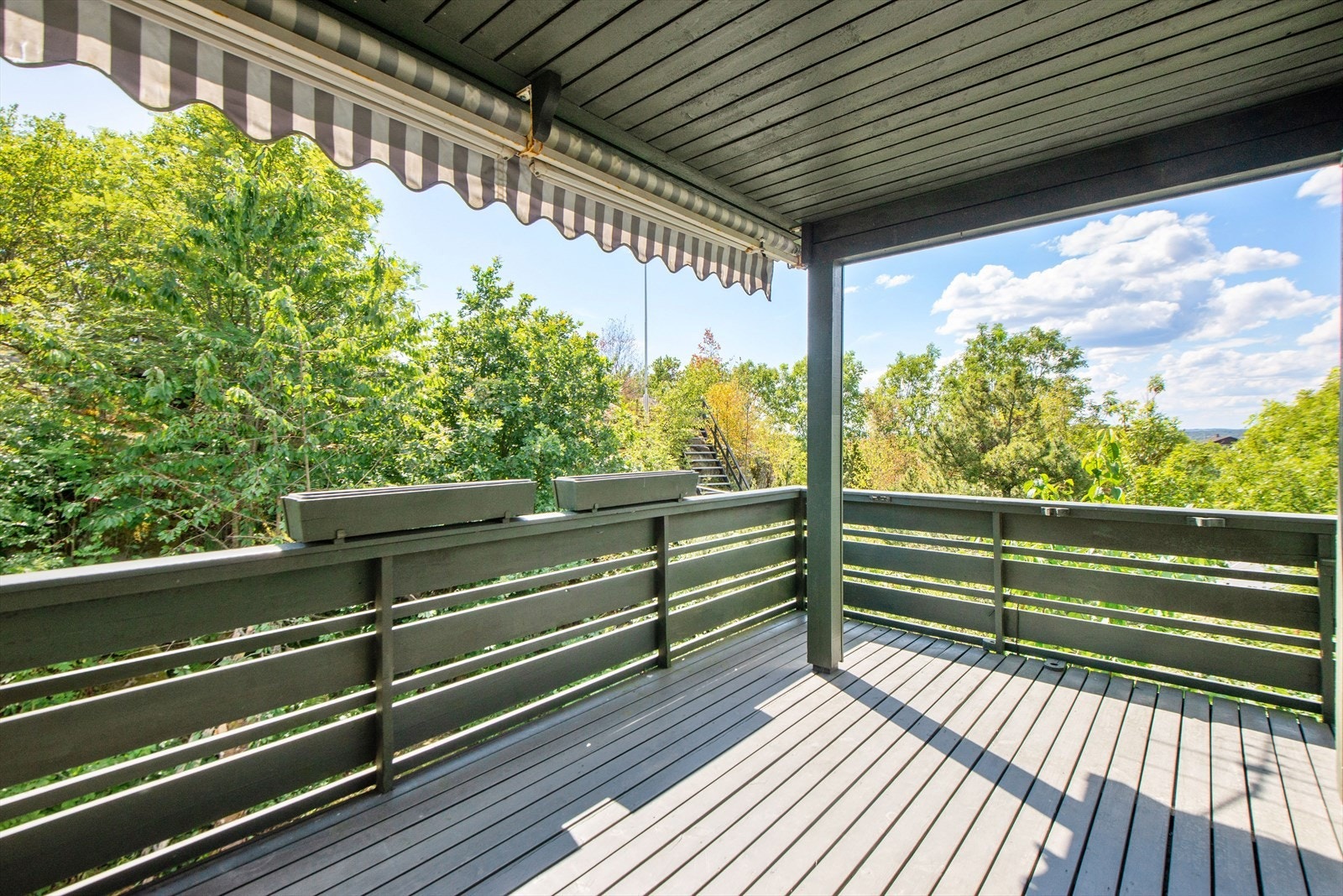 Overbygget terrasse med utgang fra spisestuen. Galleribilde