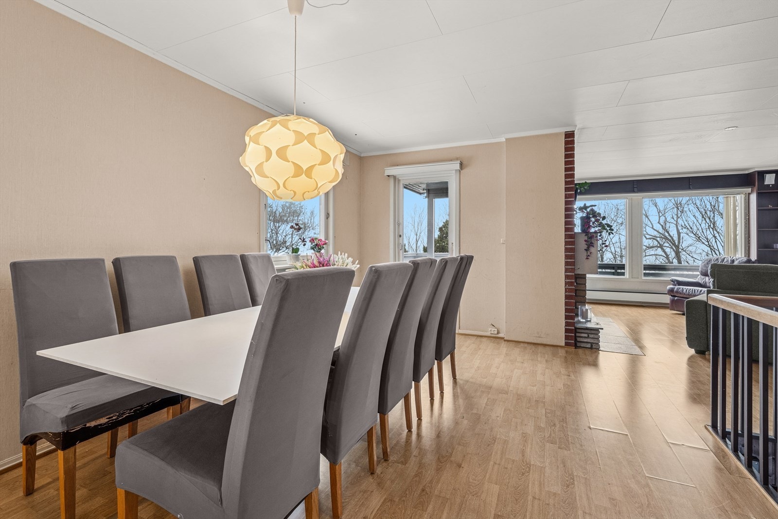 Romslig og lys stue med peis og varmepumpe Galleribilde