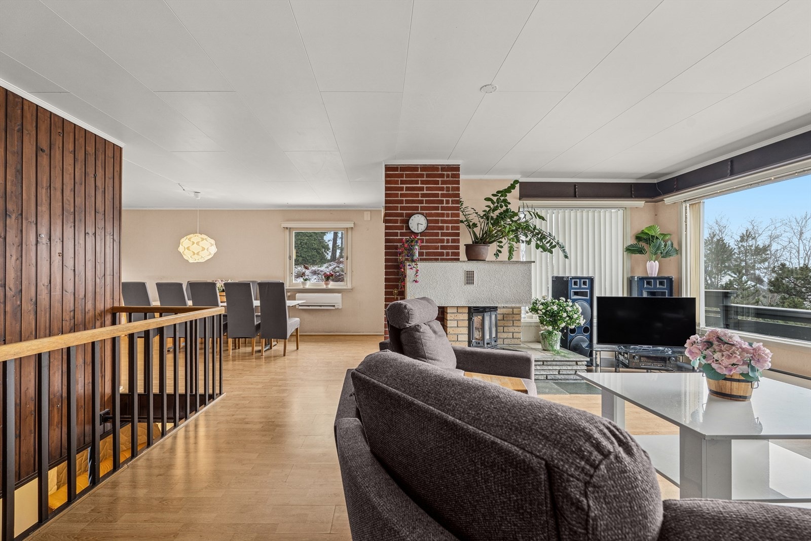 God og åpen løsning i husets hovedetasje. Galleribilde