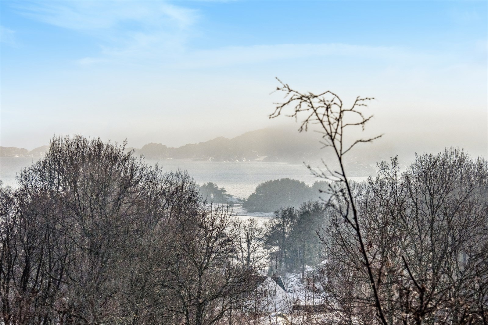 Denne eiendommen består av to gnr/bnr. med totalt areal på over 2 mål. Sjøutsikt og perfekte solforhold fra tilleggstomten. Galleribilde