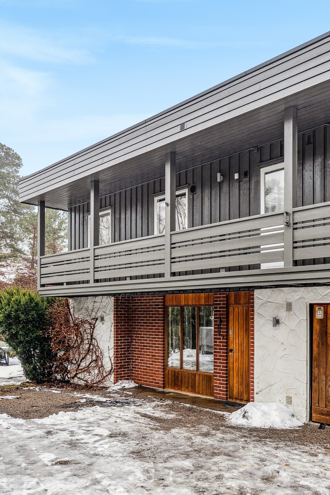 Velkommen ! En eiendom med godt potensial som må sees! Boligen har behov for oppgraderinger og gir deg mulighet til å skape din drømmebolig. Galleribilde