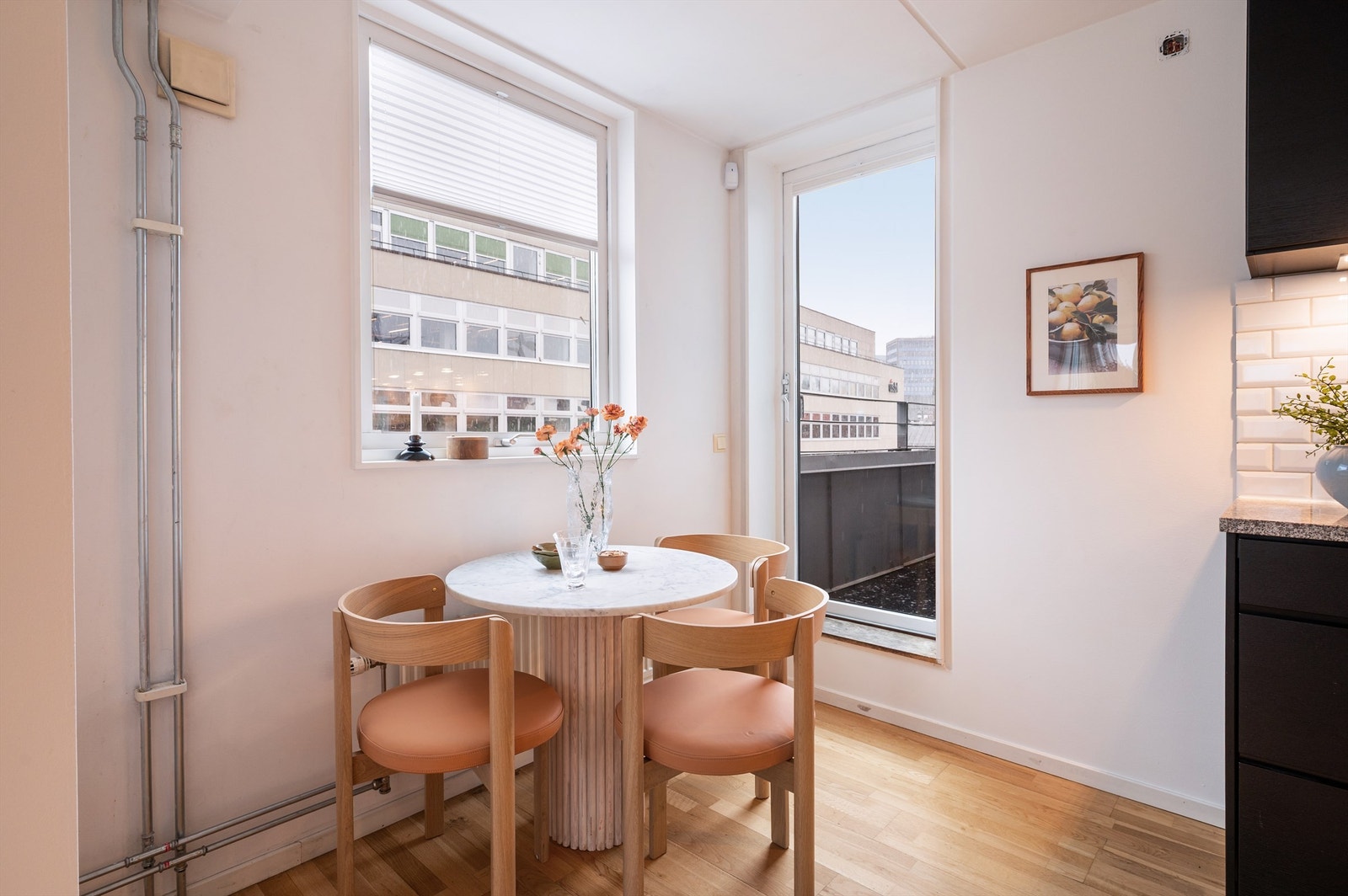 En lys og trivelig krok på kjøkkenet, perfekt for en frokostplass. Galleribilde