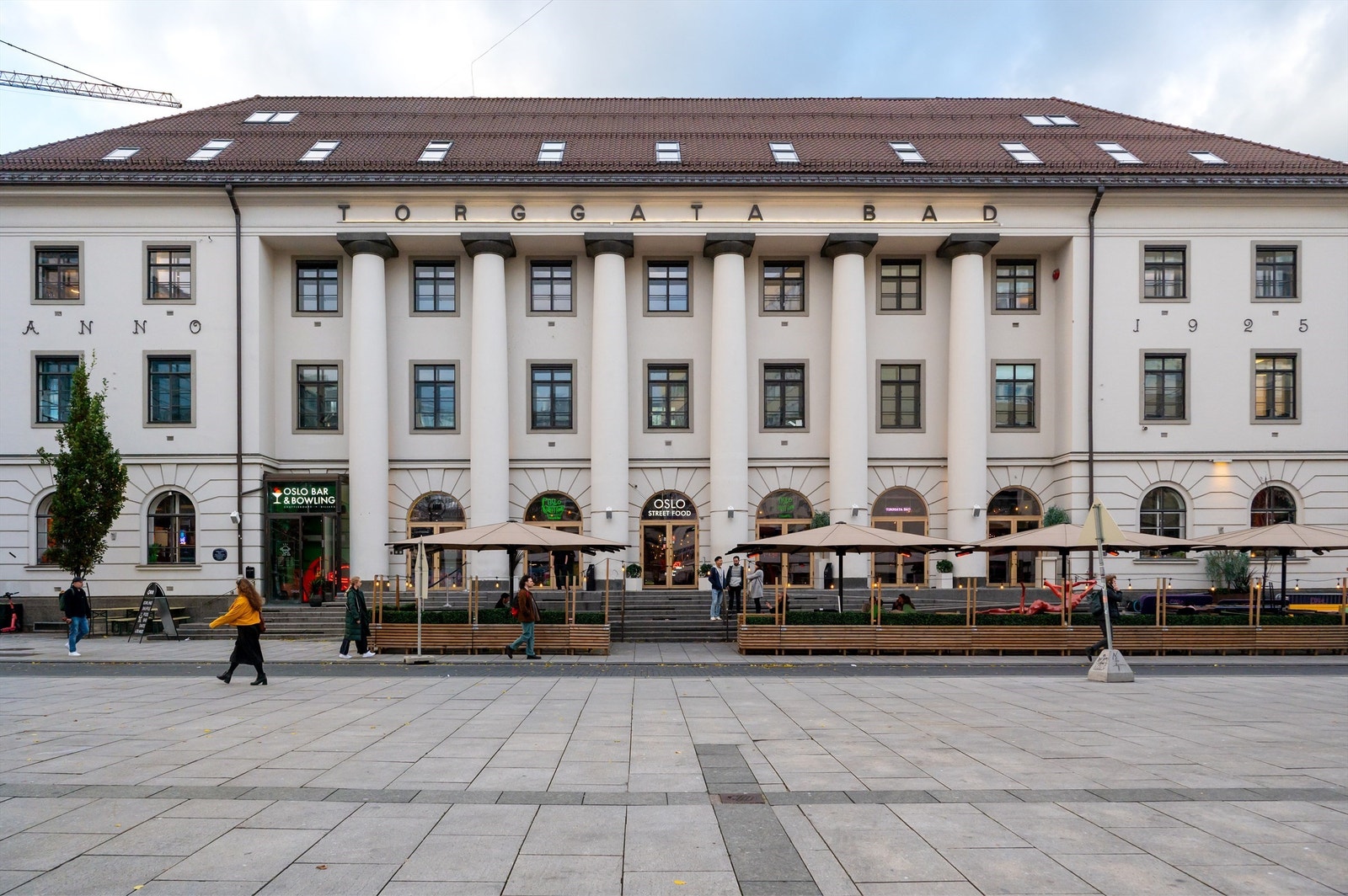 Rundt Youngstorget har det også etablert seg mange spennende restauranter. Av kulturelle tilbud kan Sentrum scene, Rockefeller og Youngstorget anbefales hvor konserter og liveopptreden ofte forekommer. Galleribilde