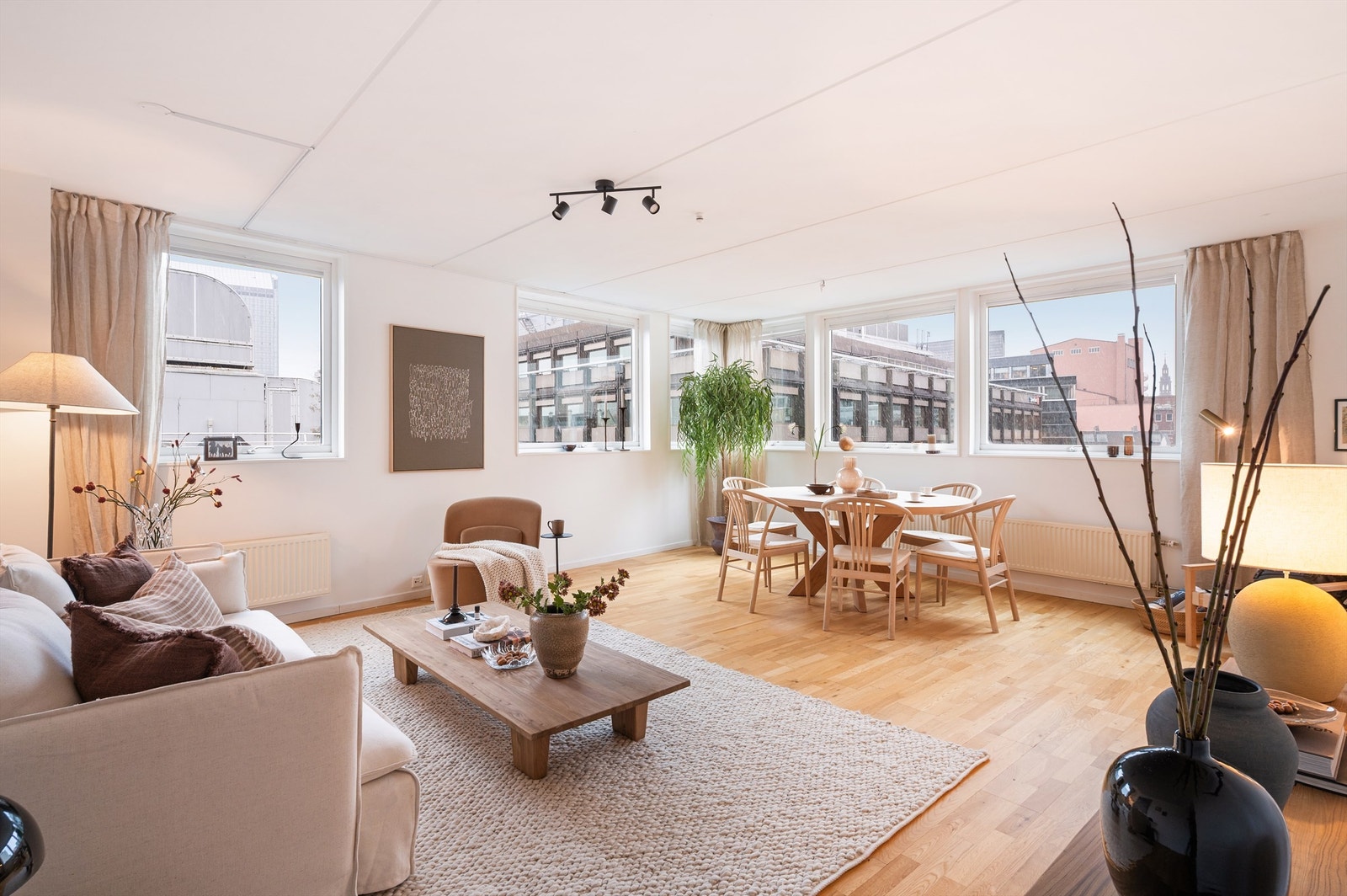 En luftig og tidløs hjørneleilighet med balkong og en attraktiv beliggenhet. Galleribilde