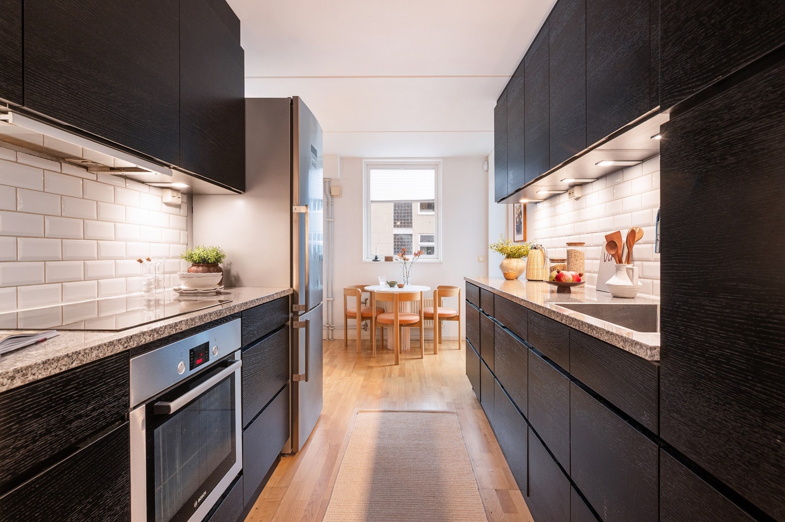 Moderne kjøkken fra 2018 med glatte fronter og rikelig med skap- og benkeplass. Galleribilde