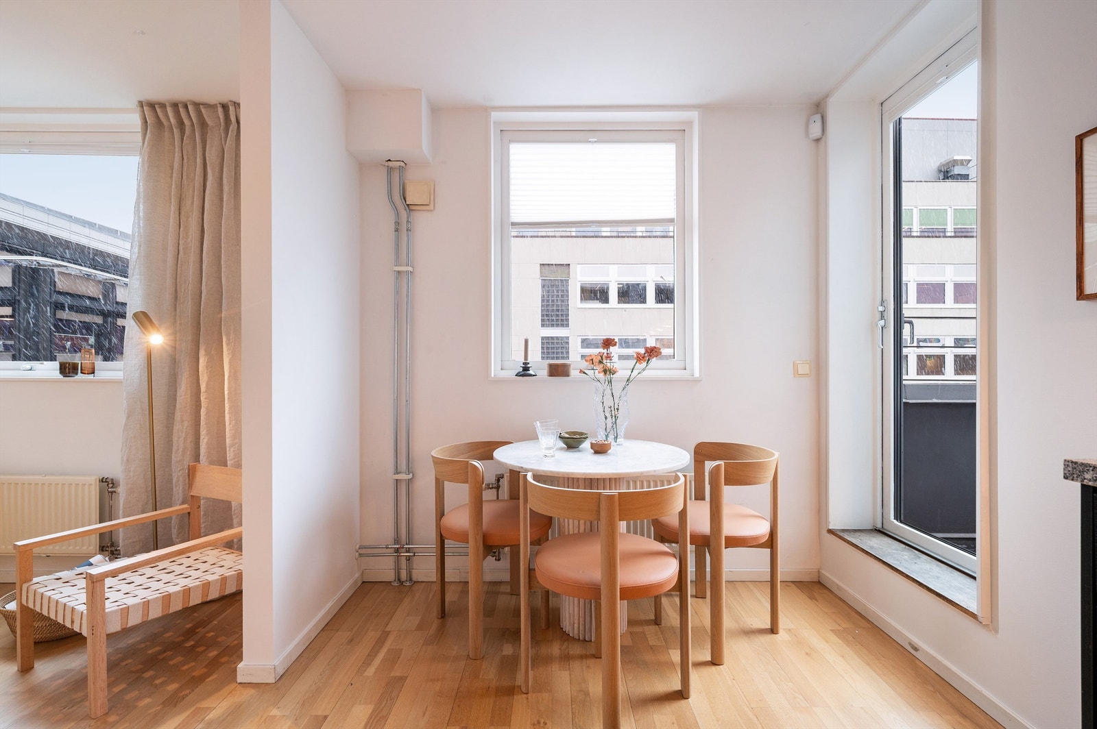 Vinduet i kjøkkenkroken slipper inn godt med dagslys. Galleribilde