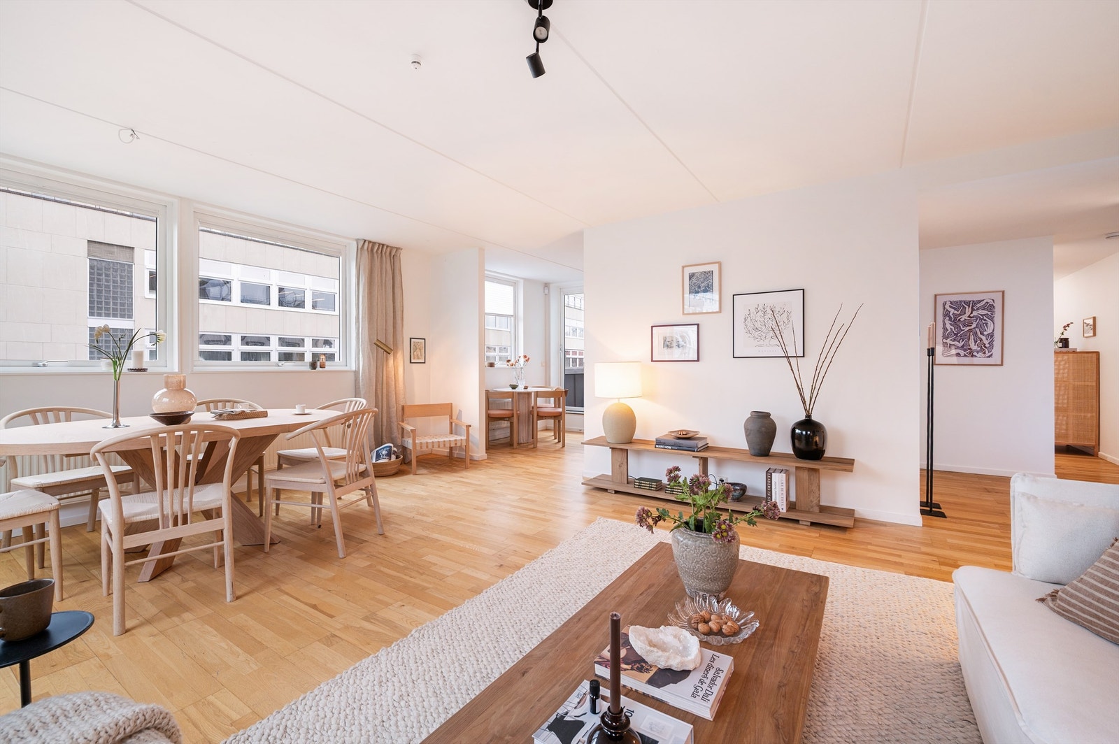 Leiligheten er godt lydisolert, noe som gir en rolig atmosfære til tross for den sentrale beliggenheten. Galleribilde