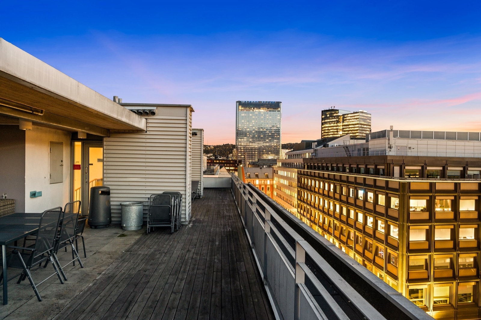 Her er det fine solforhold og på sommerstid blir det satt ut sittegrupper og solsenger. Galleribilde