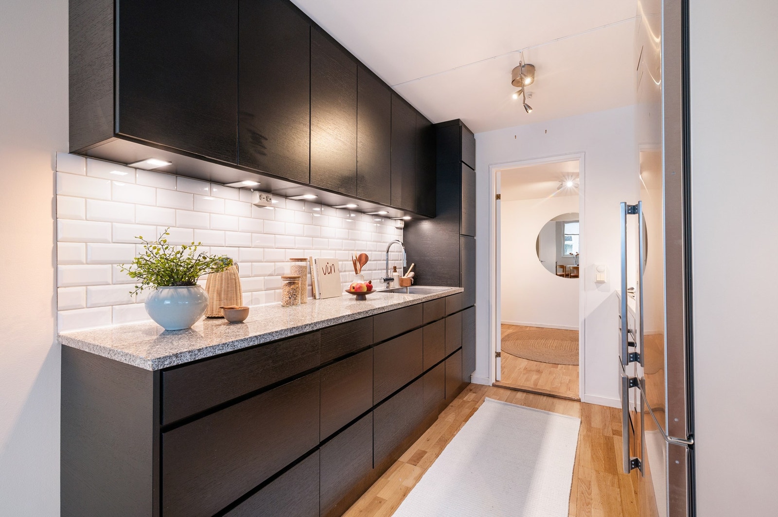 Benkeplaten i steinmateriale har en nedfelt vaskekum og gir en solid arbeidsflate. Galleribilde