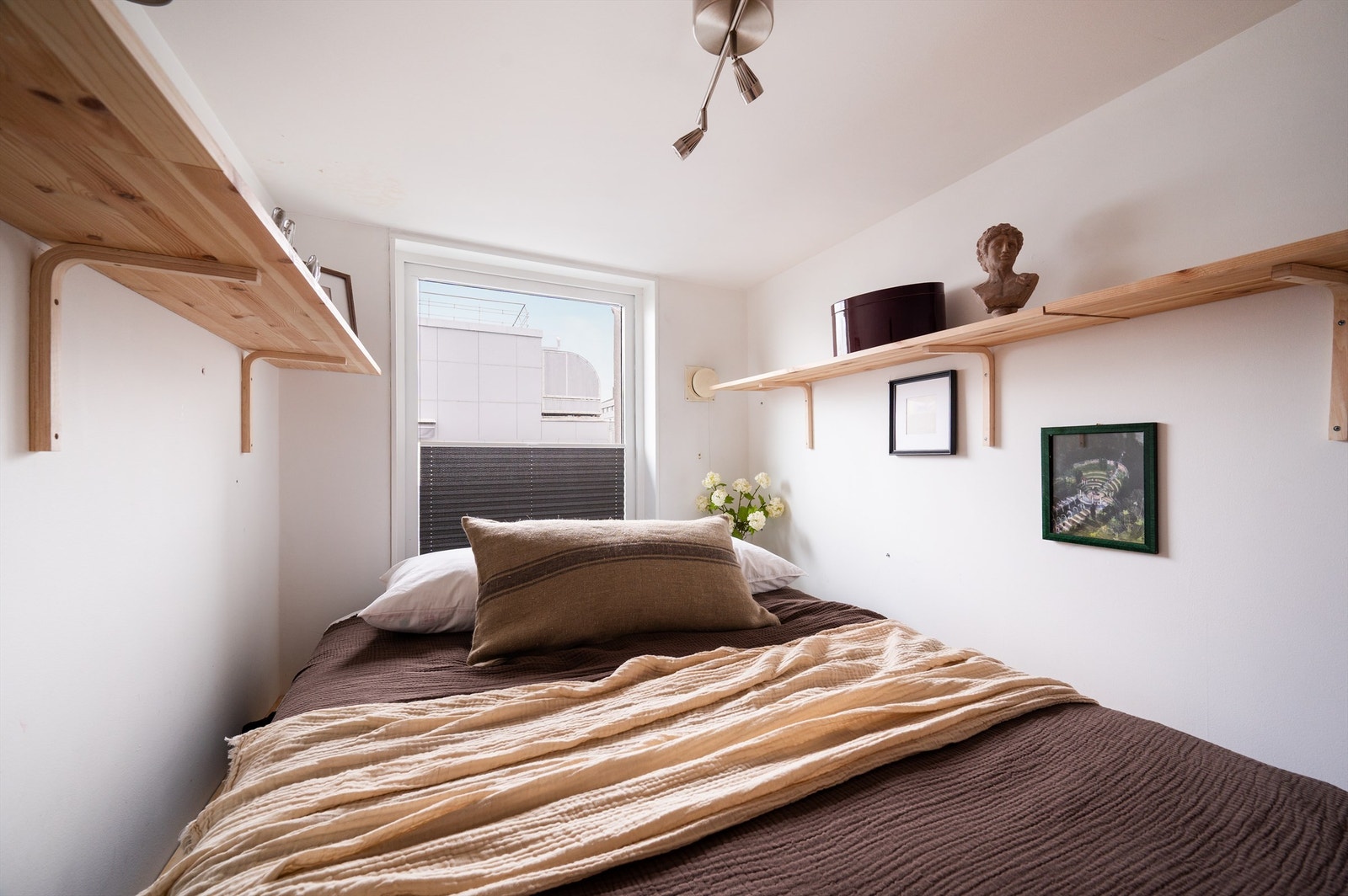 Rommet har vindu som gir dagslys, og er utstyrt med praktiske hyller. Galleribilde