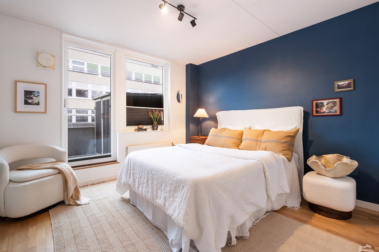 Leiligheten har to romslige soverom med plass til dobbeltseng og garderobeløsning. Galleribilde