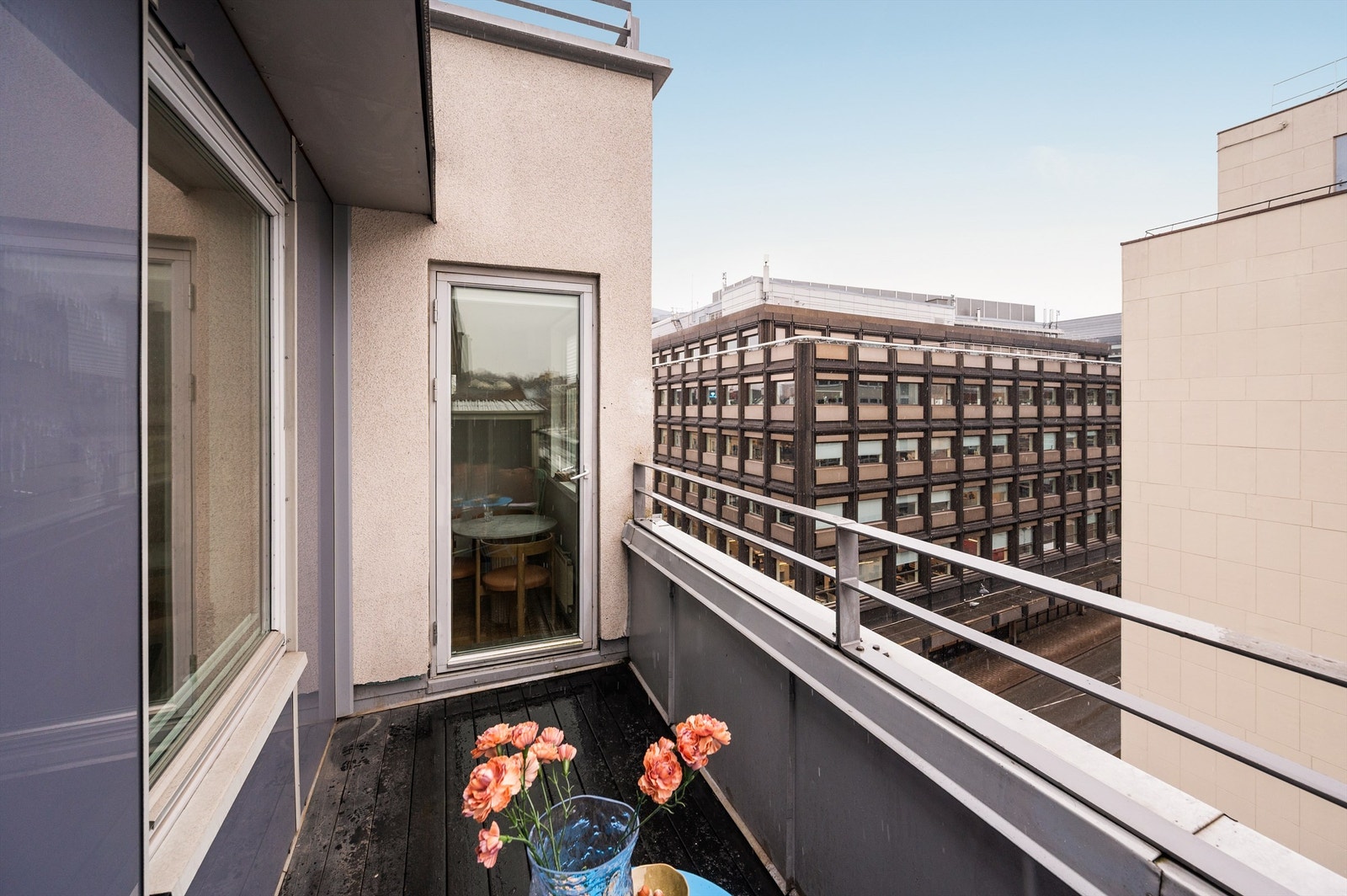 Her er det god plass til en sittegruppe for å nyte de urbane omgivelsene. Galleribilde