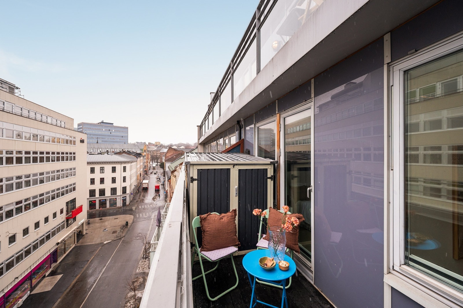 Balkongen er en herlig forlengelse av stuen, med gode solforhold. Galleribilde