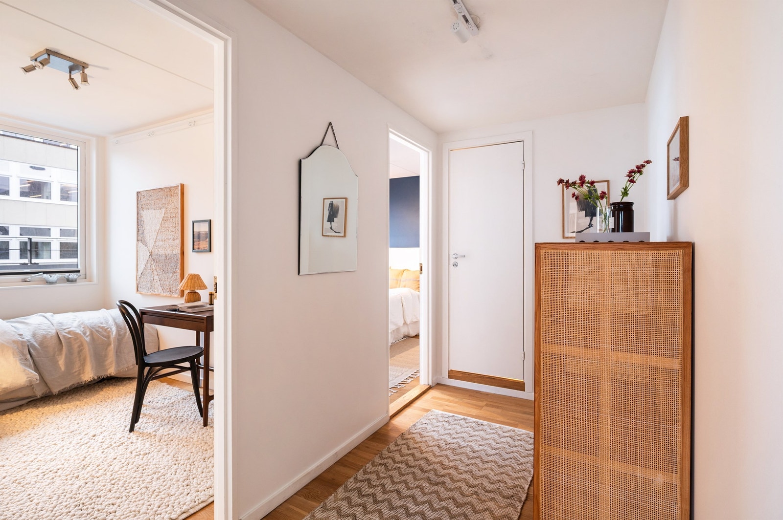 Fra gangen er det adkomst til bad og leilighetens soveavdeling. Galleribilde