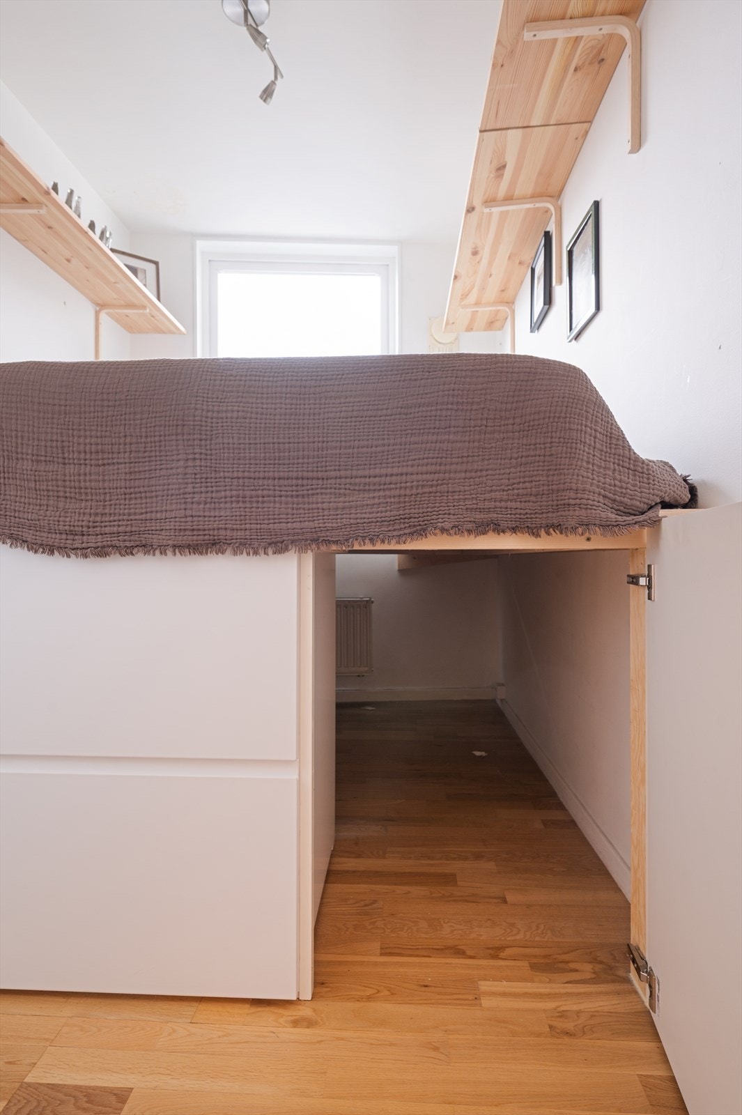 Smarte løsninger med hevet seng gir god utnyttelse av arealet. Galleribilde