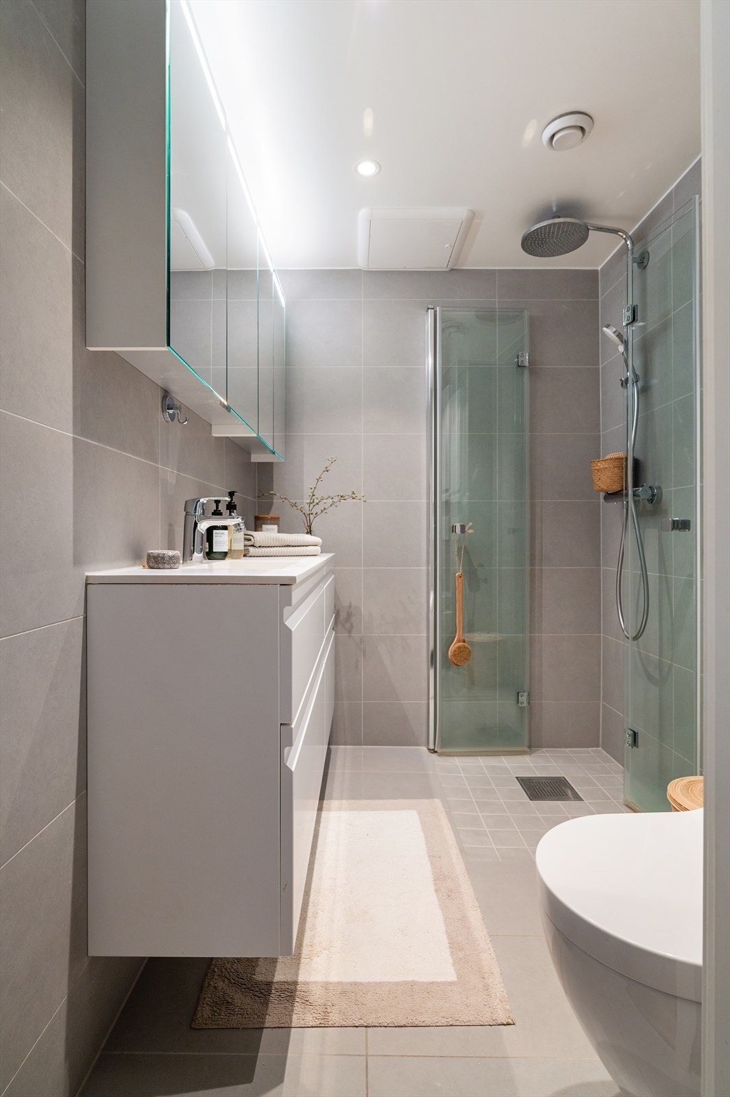 Her er det elektrisk gulvvarme for økt komfort, samt innfelte downlights i himlingen. Galleribilde