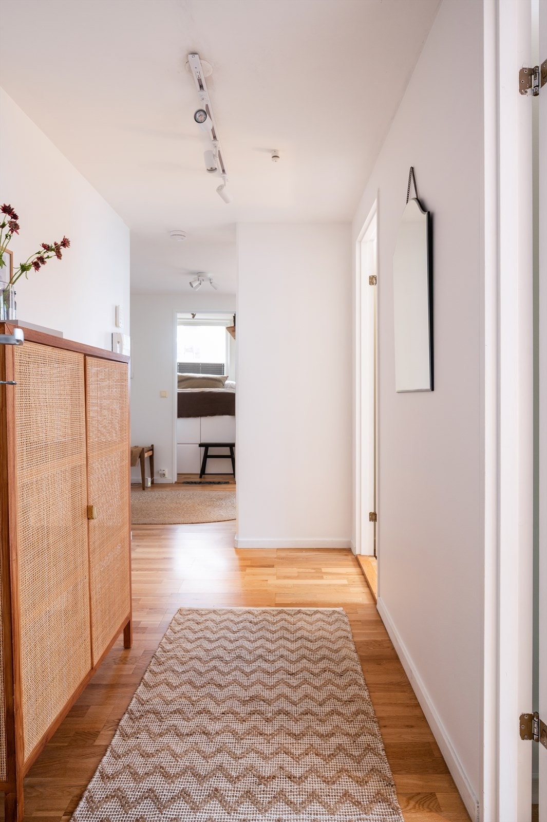 En lys og innbydende gang ønsker deg velkommen inn. Galleribilde