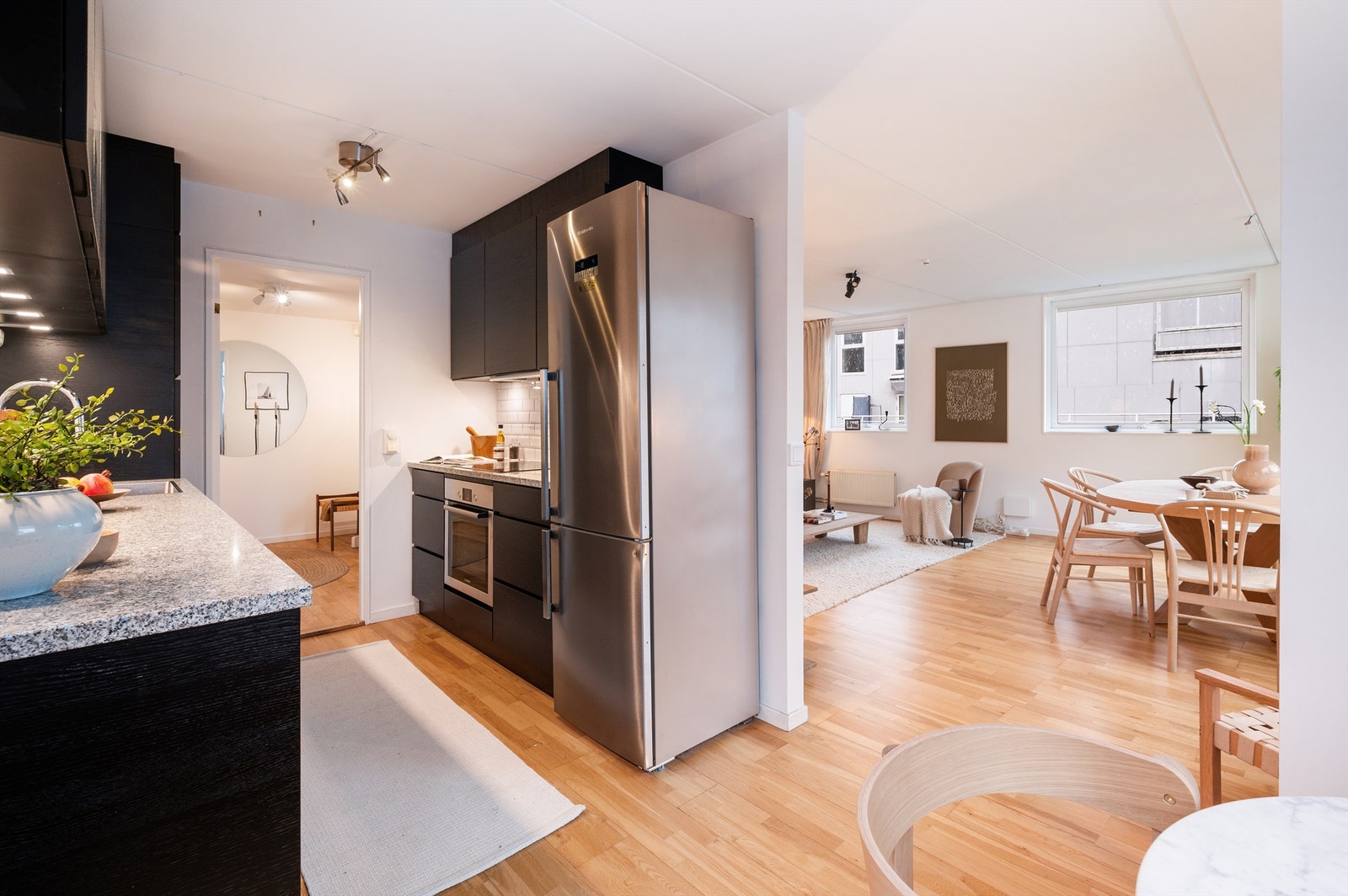 Integrert platetopp, stekeovn og oppvaskmaskin bidrar til et helhetlig og funksjonelt kjøkken. Galleribilde