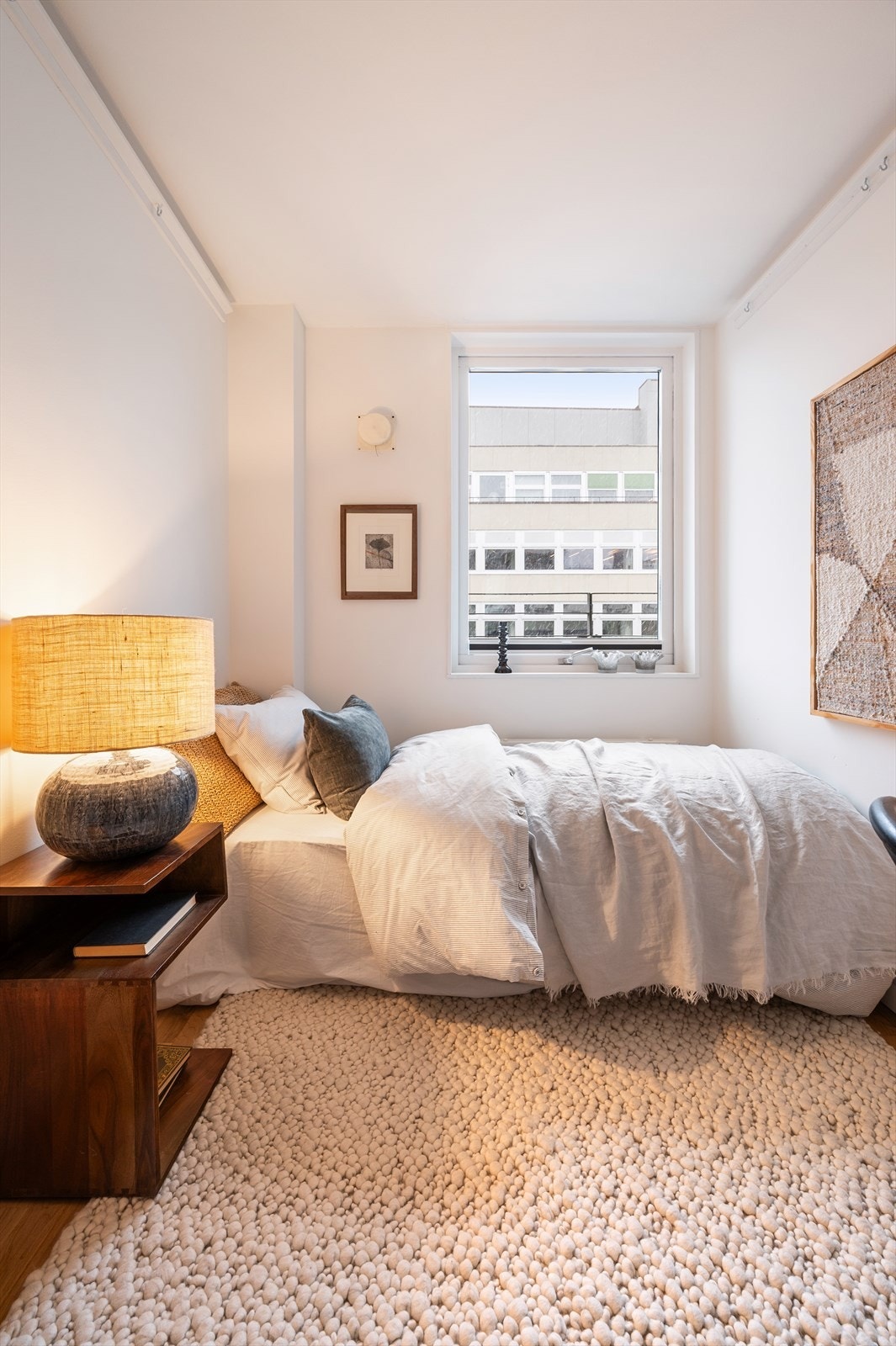 Også her er det parkett på gulvet og lyse, malte veggflater. Galleribilde