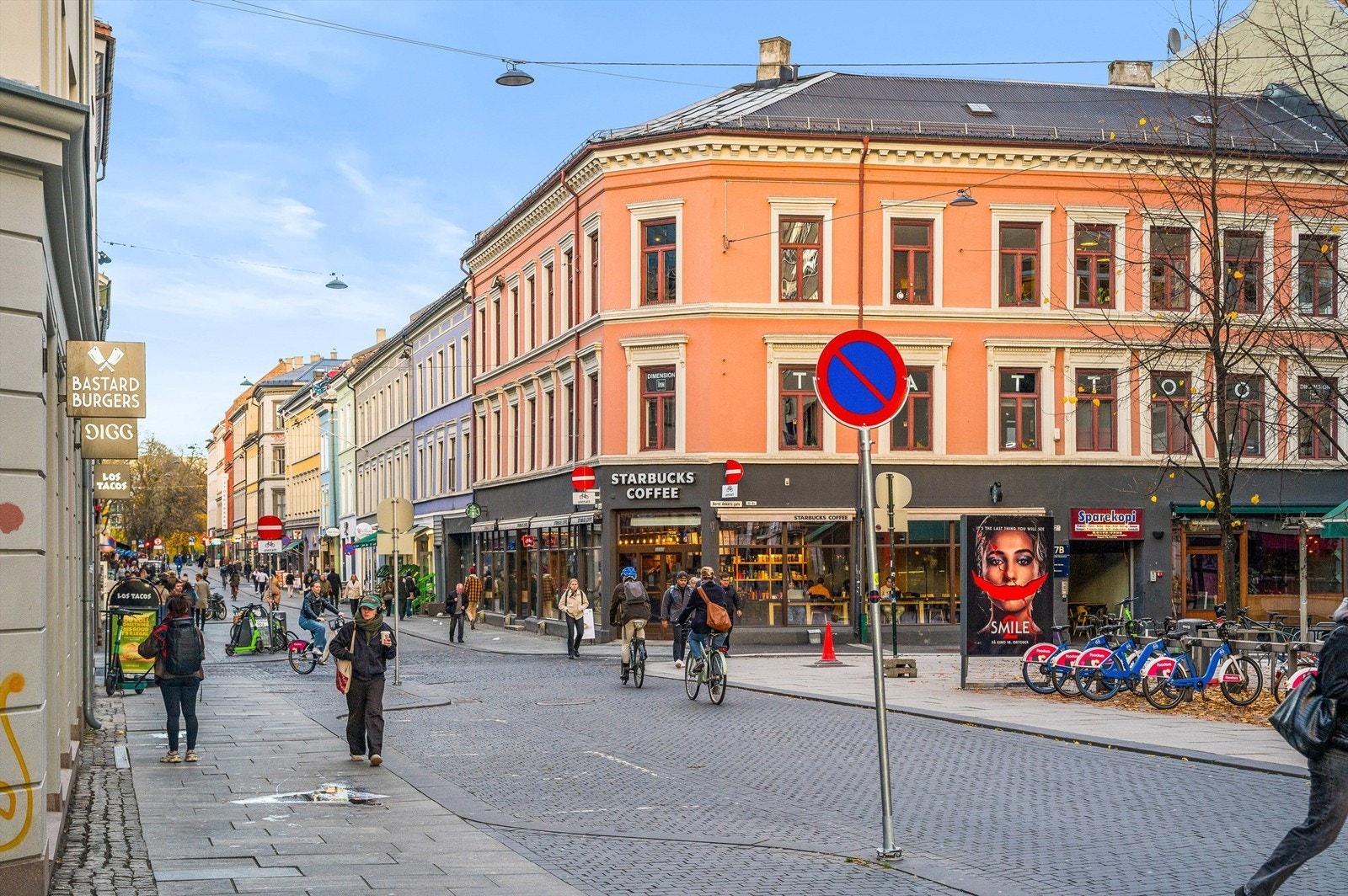 Skal du handle dagligvarer ligger det Kiwi butikk i Storgata, Bunnpris i Møllergata, Torggata Frukt og Grønt, samt en Rema 1000 butikk i både Torggata og Fredensborgveien. Gunerius Shoppingsenter og Oslo City er en liten spasertur unna. Galleribilde