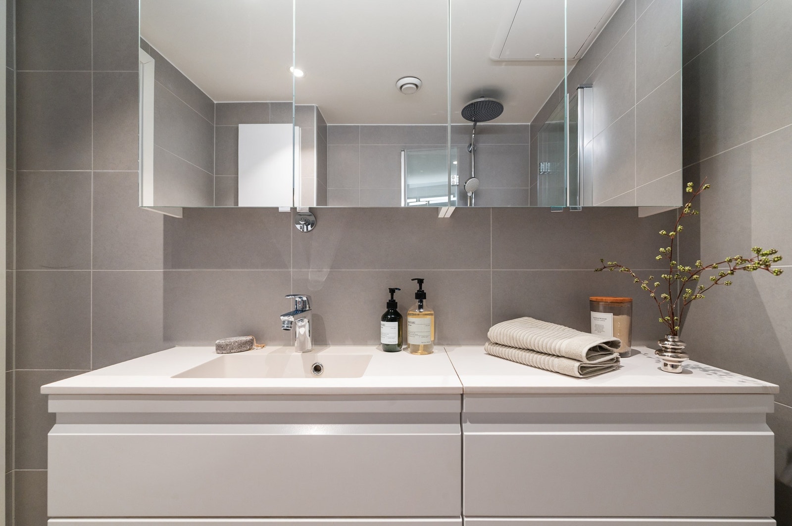 Innredningen består av en heldekkende servant med god oppbevaring og et stort speilskap. Galleribilde