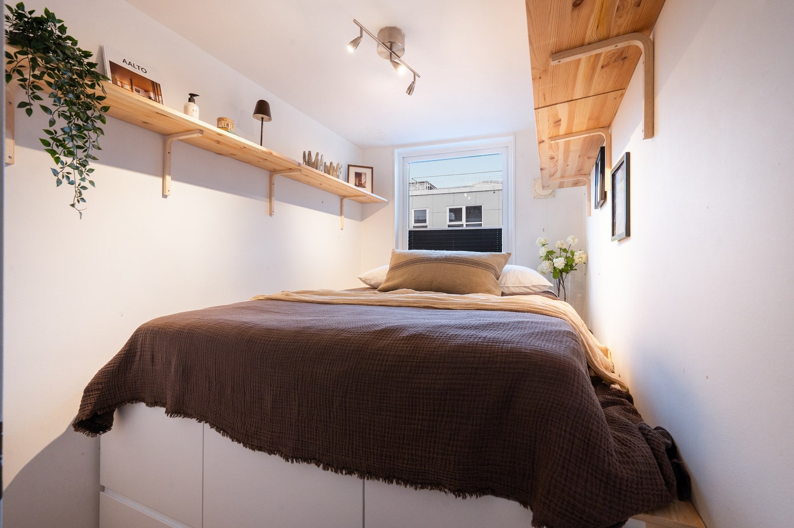 I tillegg disponerer leiligheten et innredet rom, som i dag benyttes til soveplass. Galleribilde