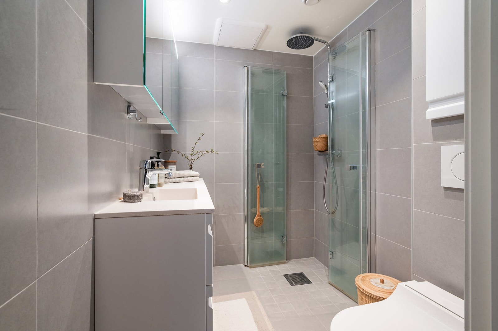 Badet ble pusset opp i 2021 og har en moderne standard med delikate fargevalg. Galleribilde