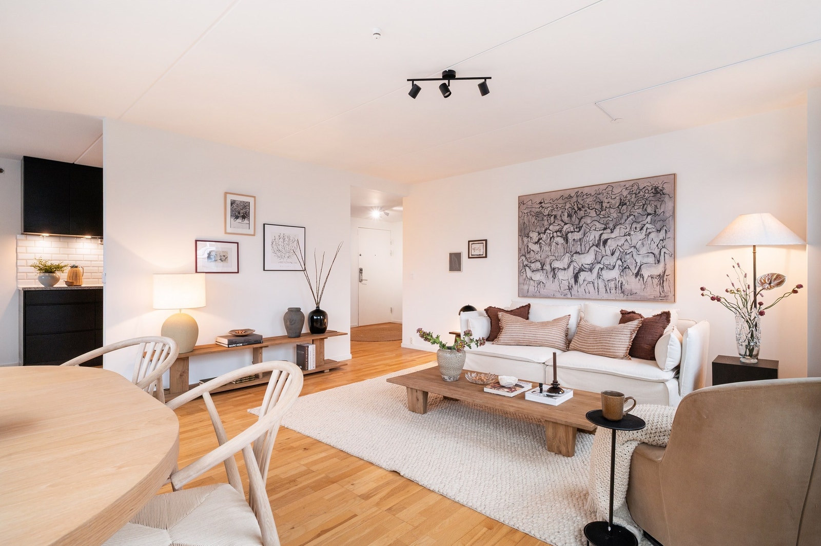 Stuen har god plass til både sofagruppe og spisebord, med gjennomgående parkett på gulvet. Galleribilde