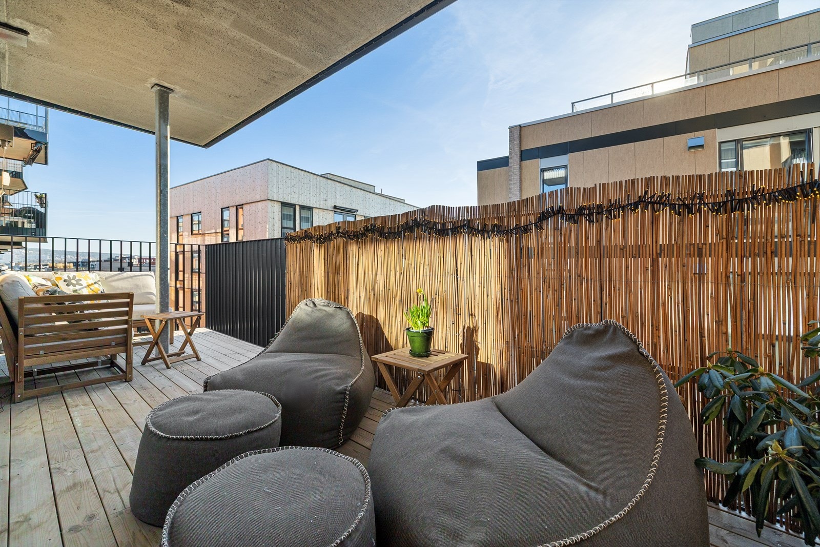 Balkongen vender mot sydvest. Solen går over bygningen hele sommeren. Galleribilde