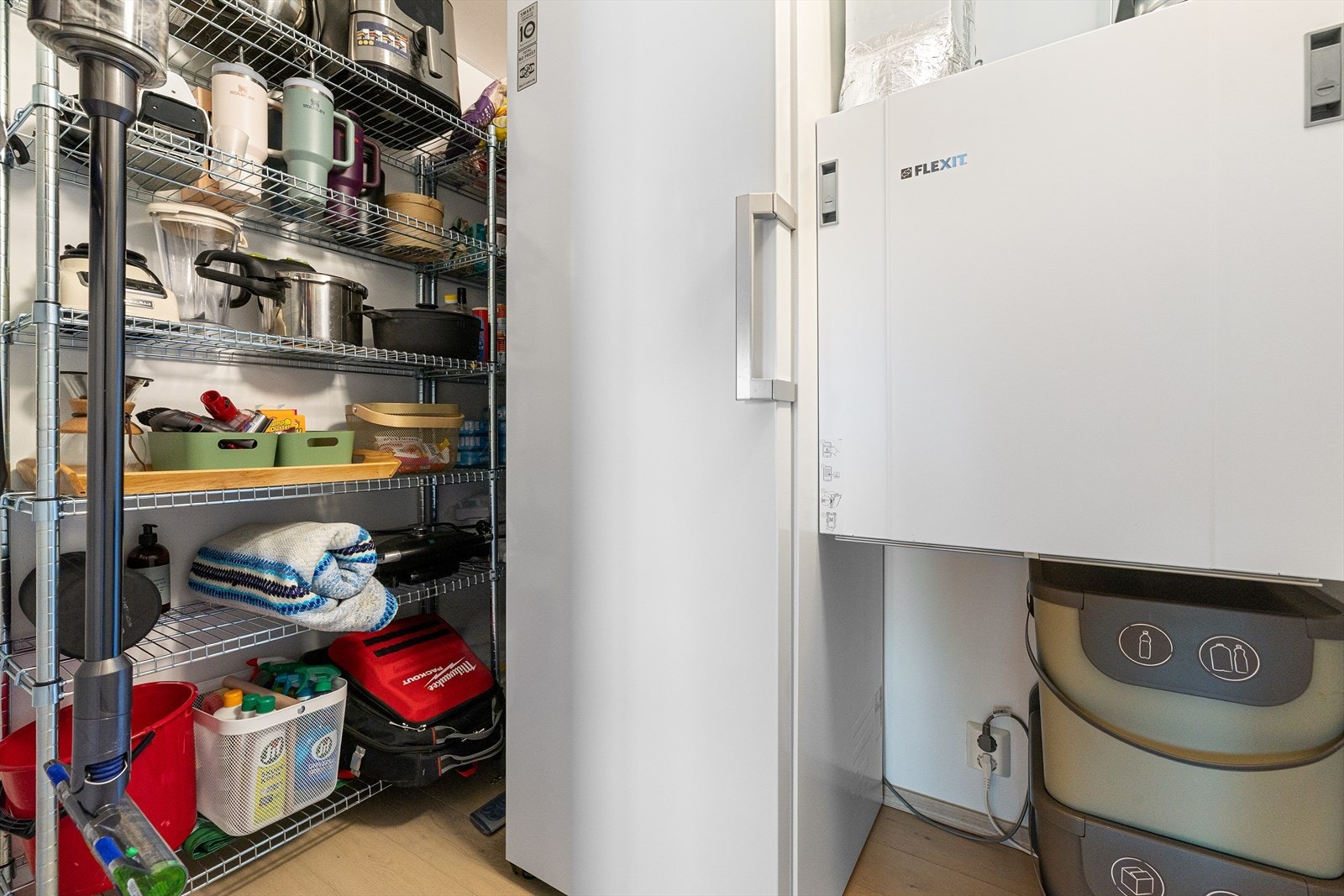 Praktisk innvendig bod med adkomst fra entré. Galleribilde