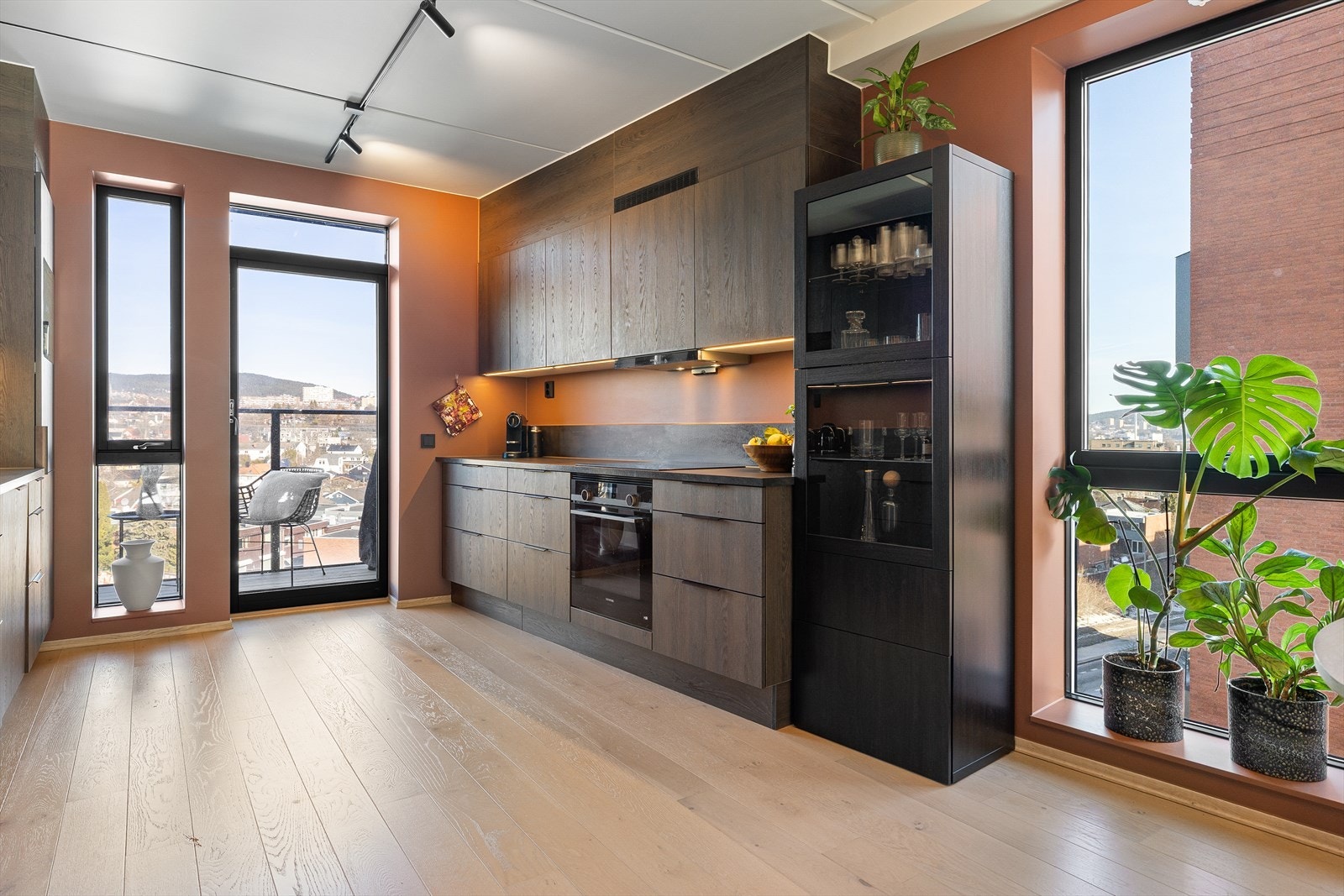 Kjøkkenet har godt med både skap- og benkeplass samt utgang til balkong. med fantastisk utsikt. Galleribilde