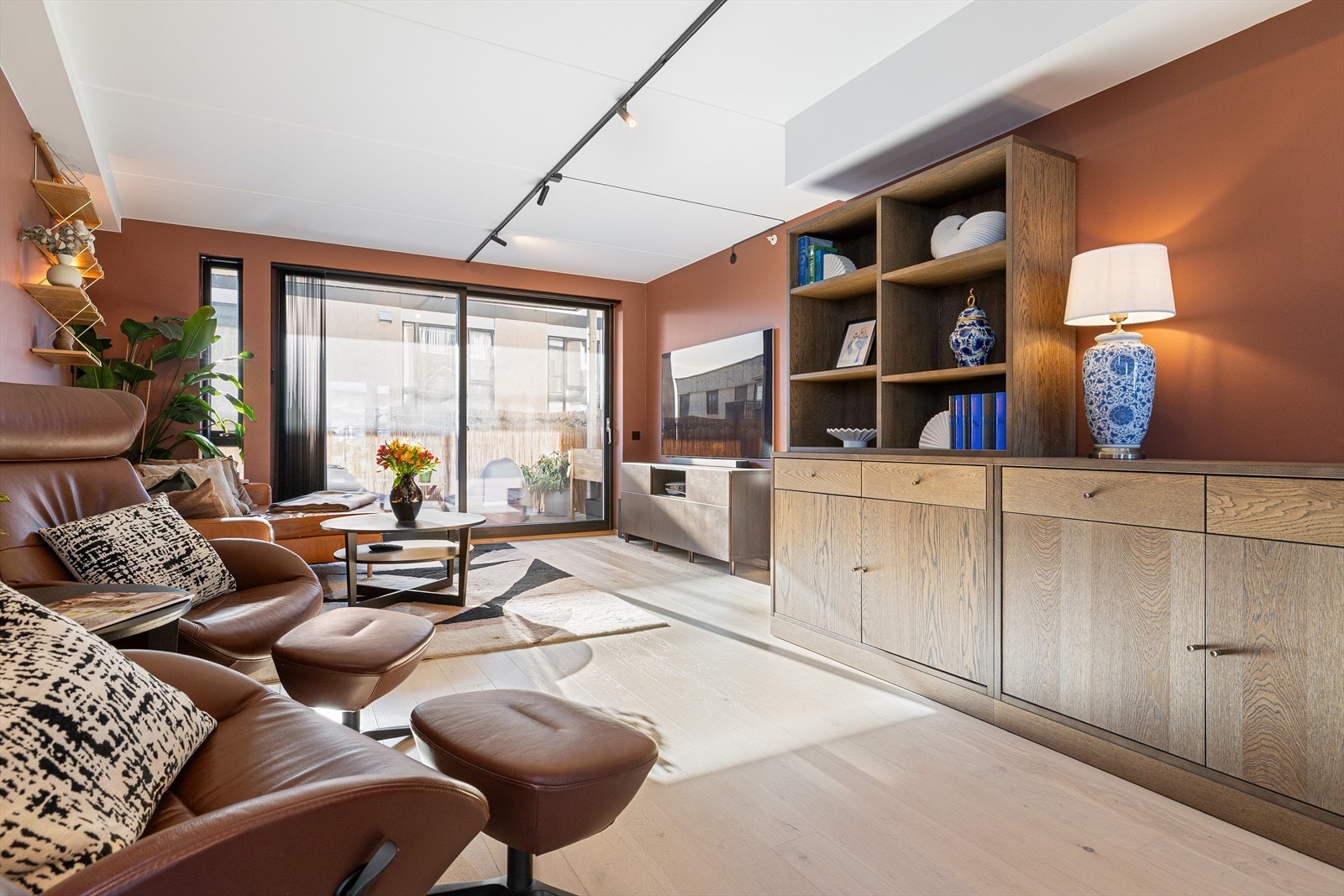 Fra stuen er det adkomst til leilighetens hovedsoverom. Galleribilde