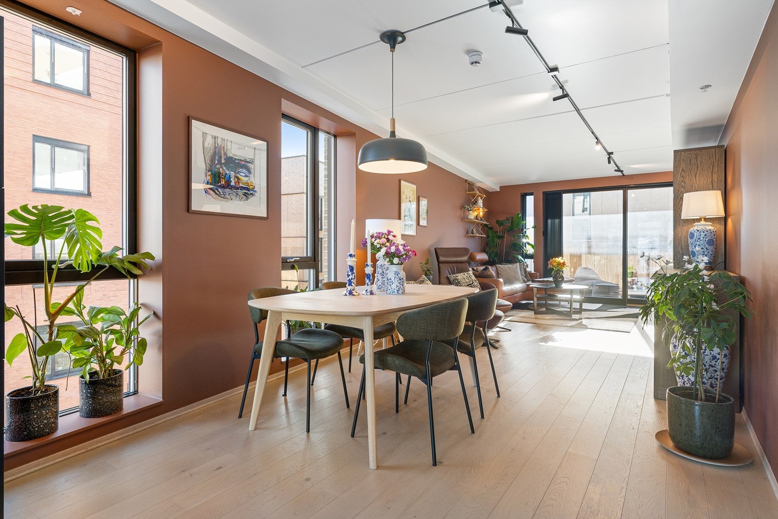 Det er god plass til langbord mellom kjøkken og stue. Galleribilde