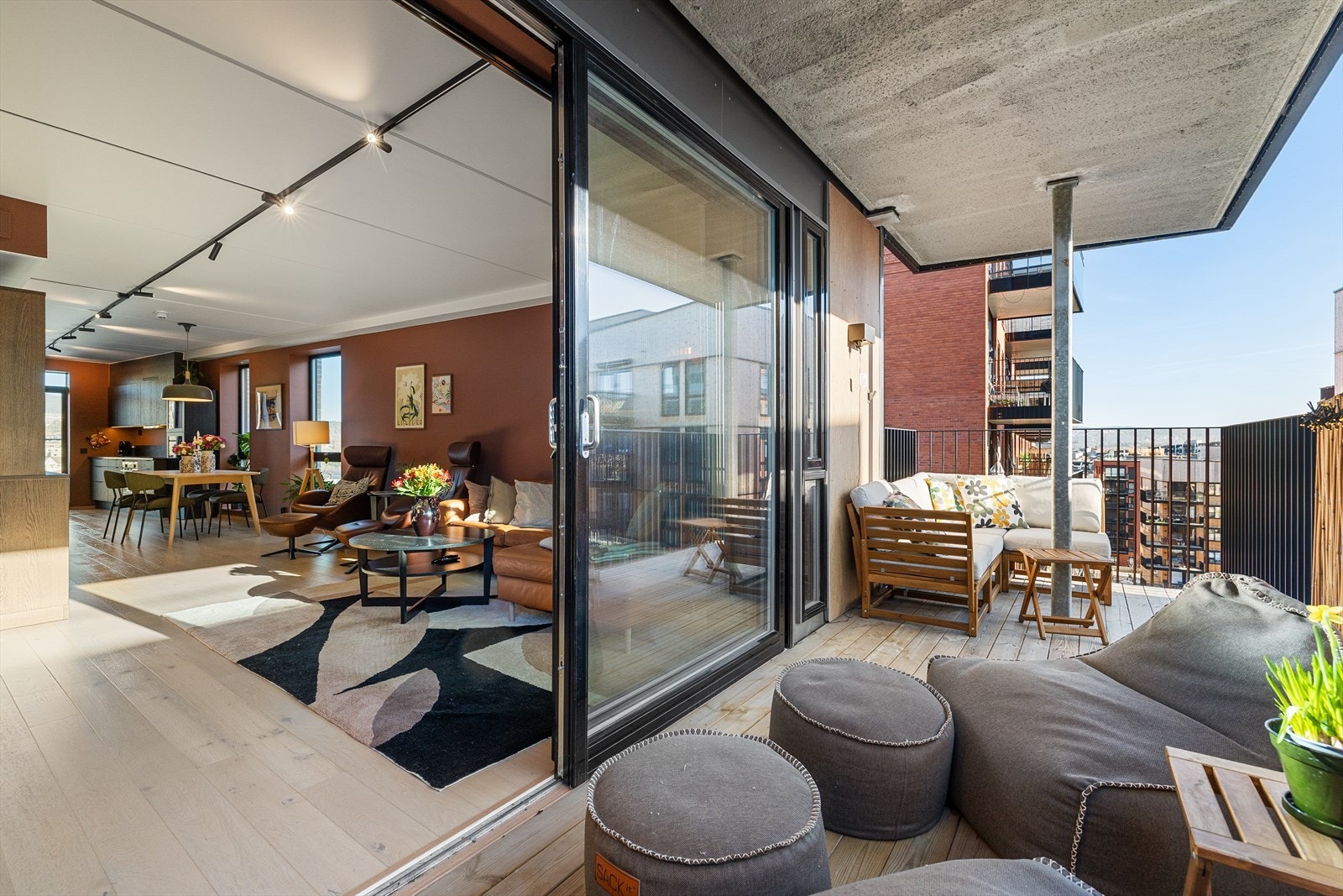 Balkongen er på hele 13 kvm og har plass til utendørs spise- og sittegruppe om ønskelig. Galleribilde