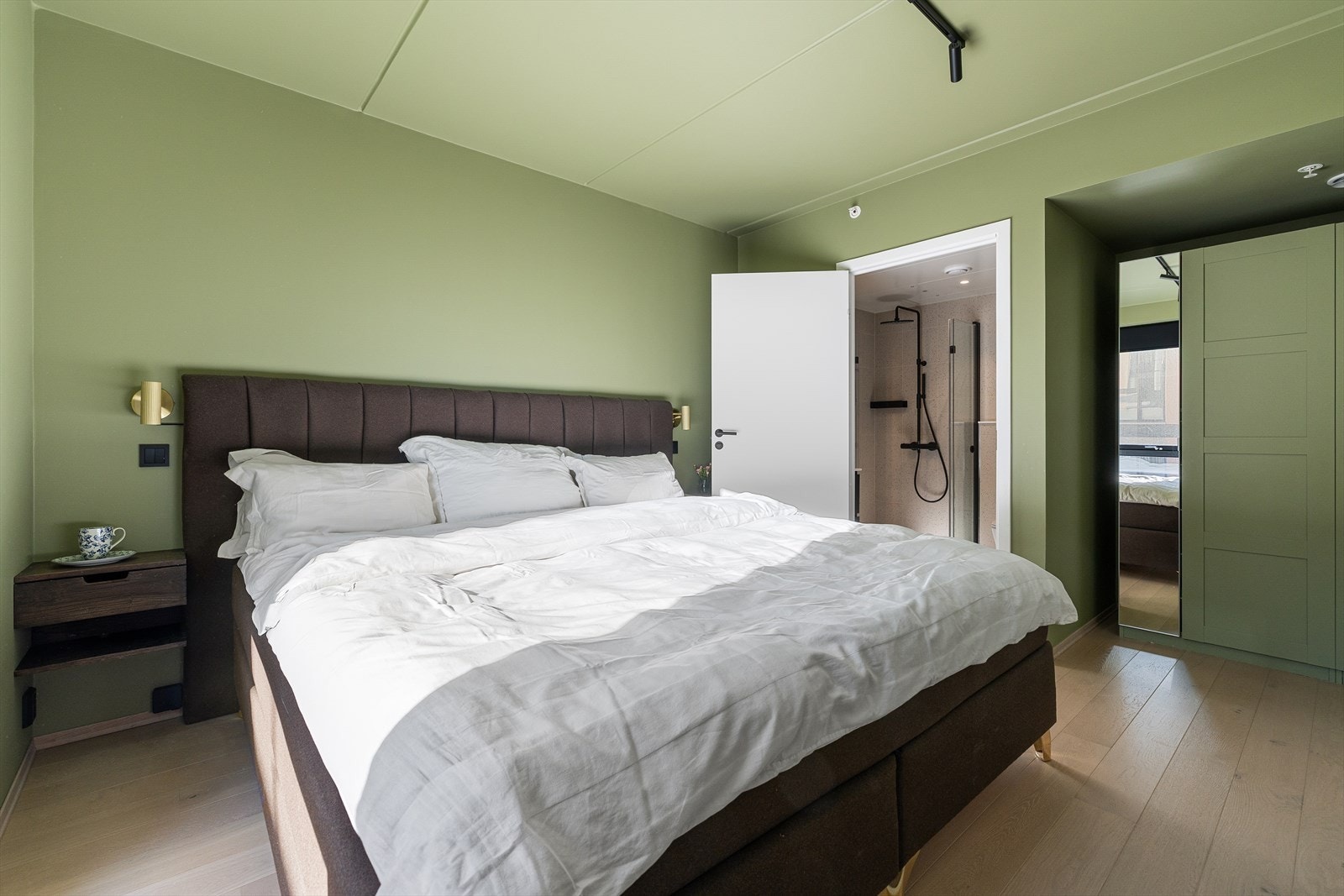 Hovedsoverommet har en romslig garderobeløsning og adkomst til eget masterbad. Galleribilde