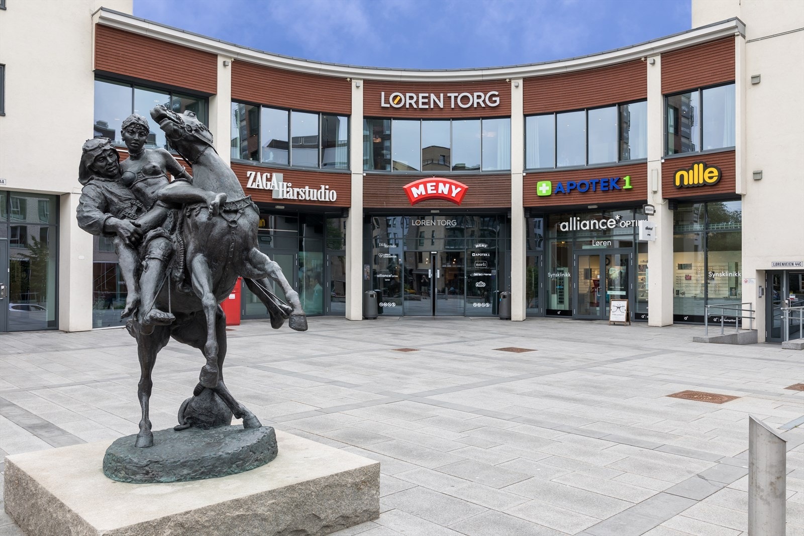 Løren torg ligger også bare minutters gange unna leiligheten. Nærmeste dagligvarebutikk er Rema 1000, den ligger i nabobygget til leiligheten. Galleribilde