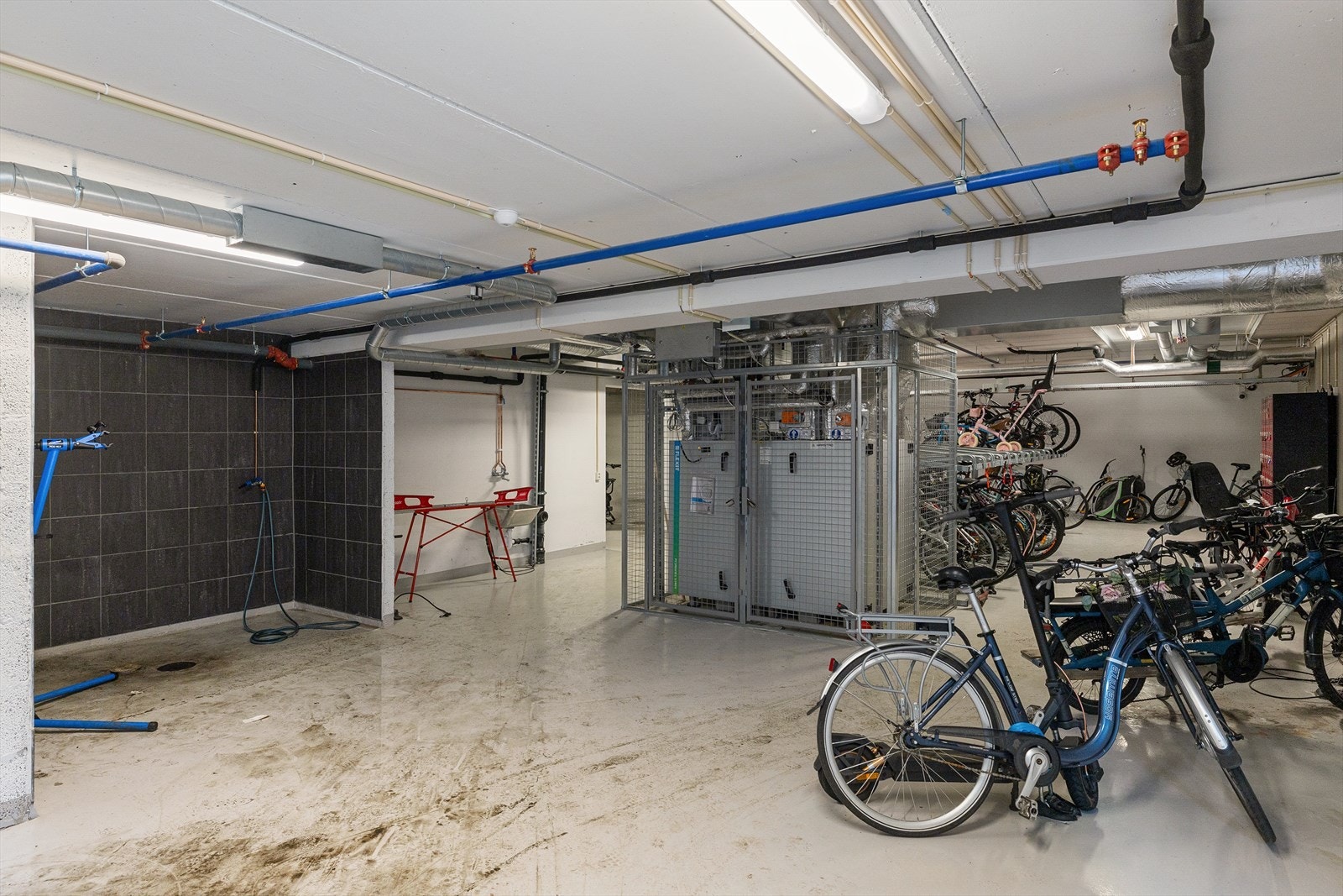 I sameiet er det vaskestasjon for sykkel og godt med plass til parkering. Det er også lagt opp til skismøring. Galleribilde